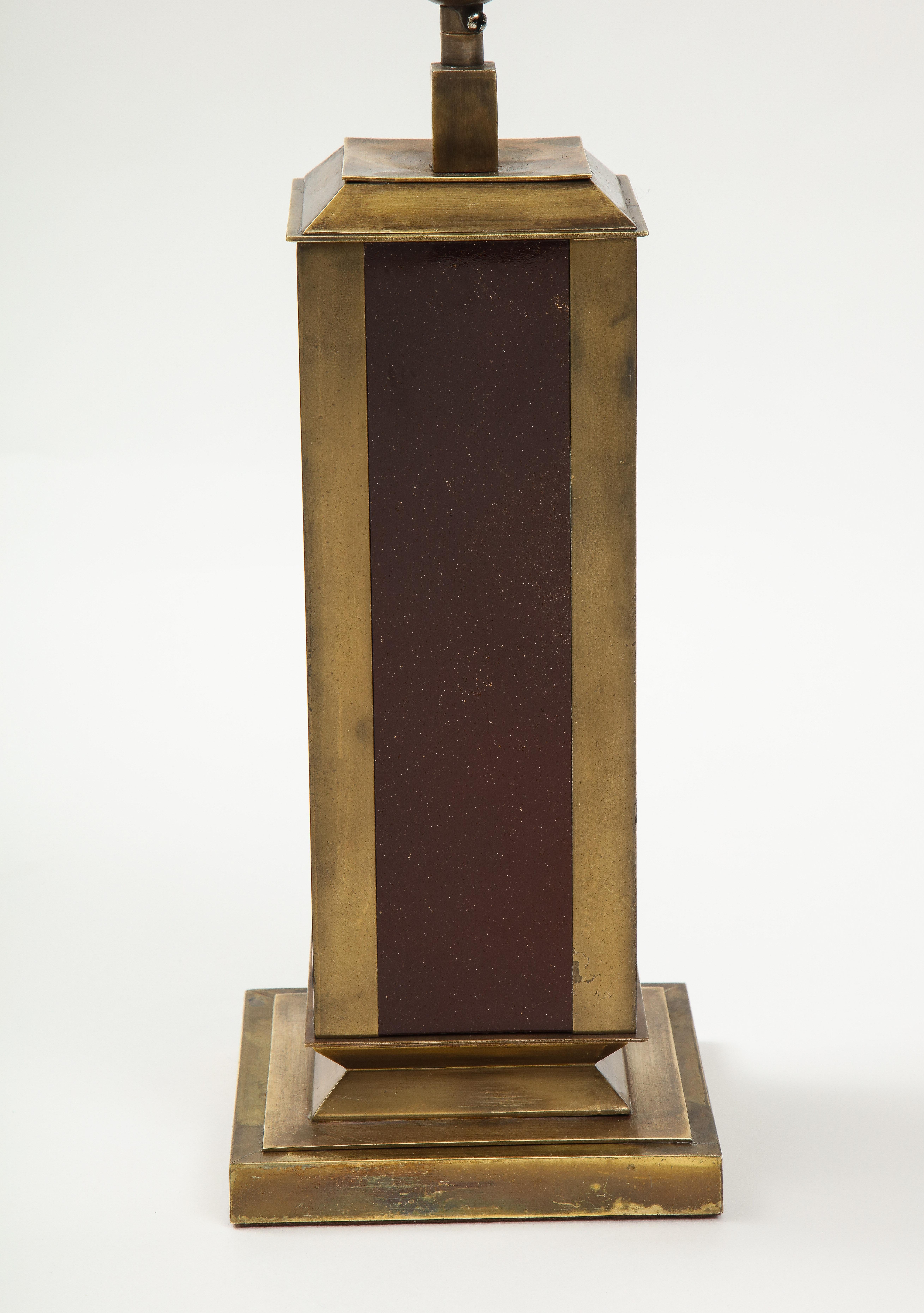 Seltene Tischlampe aus Laque d'ambre und patiniertem Messing von Guy Lefevre - Frankreich 1970er Jahre im Zustand „Gut“ im Angebot in New York, NY