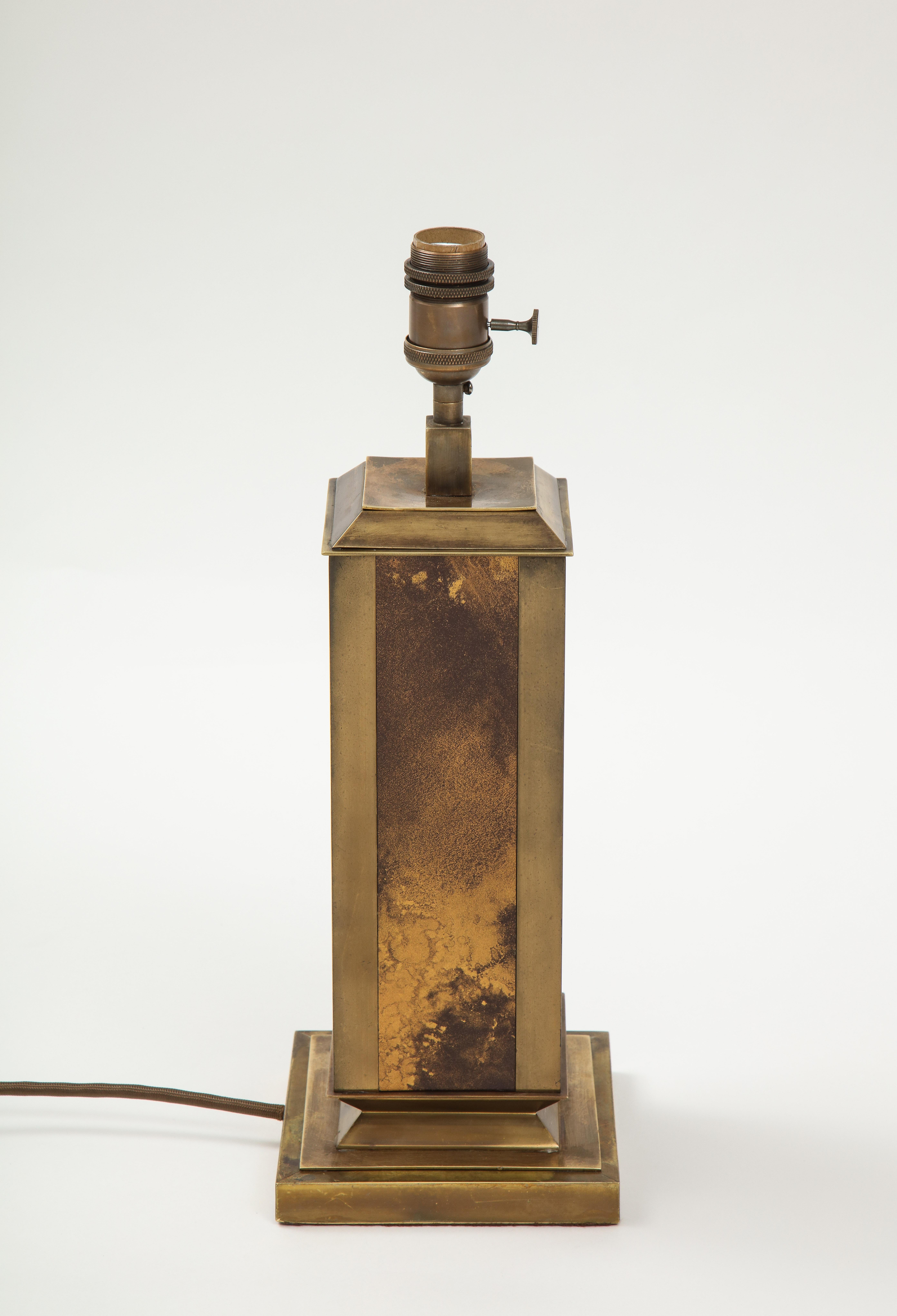 Seltene Tischlampe aus Laque d'ambre und patiniertem Messing von Guy Lefevre - Frankreich 1970er Jahre (Ende des 20. Jahrhunderts) im Angebot