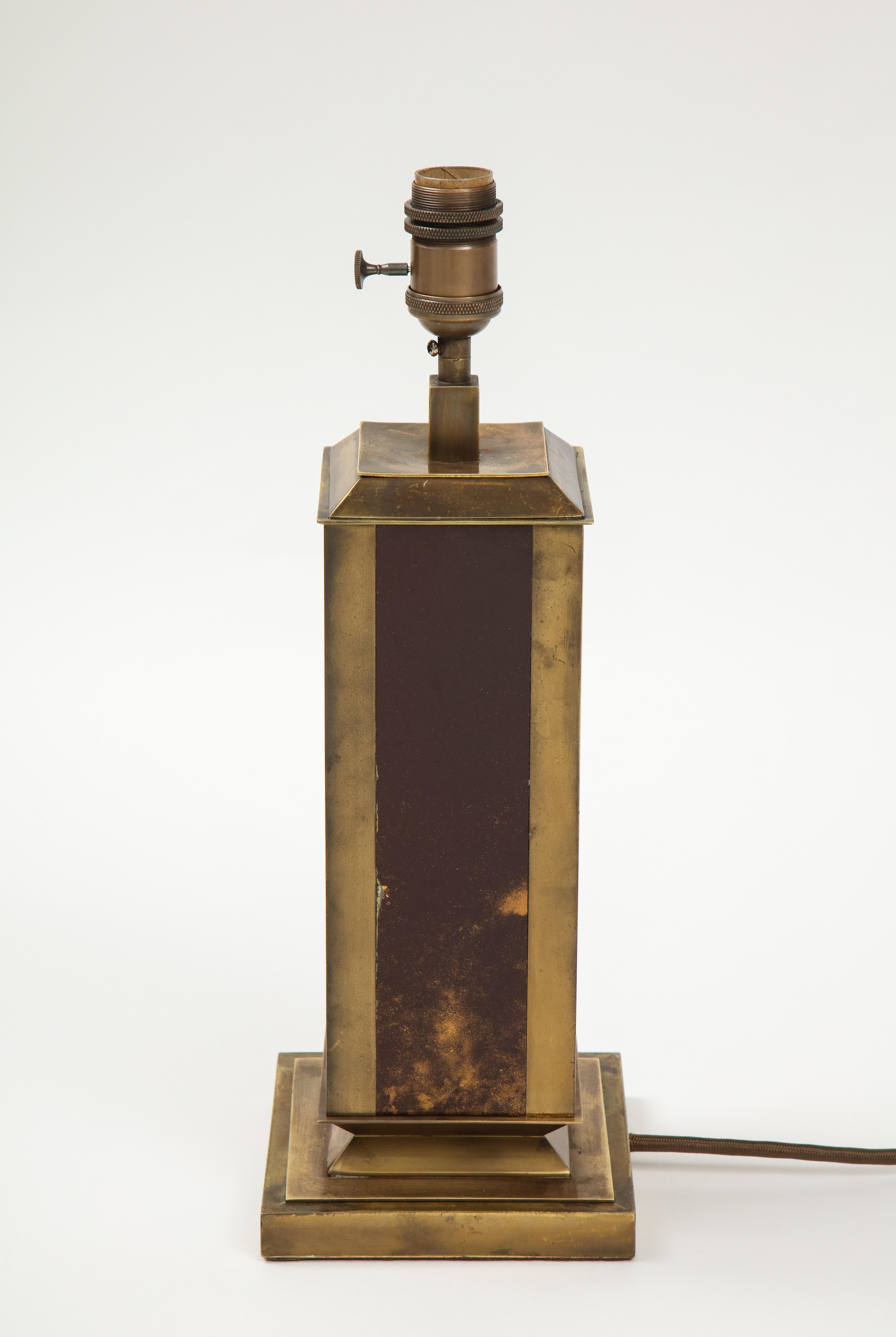 Seltene Tischlampe aus Laque d'ambre und patiniertem Messing von Guy Lefevre - Frankreich 1970er Jahre im Angebot 2