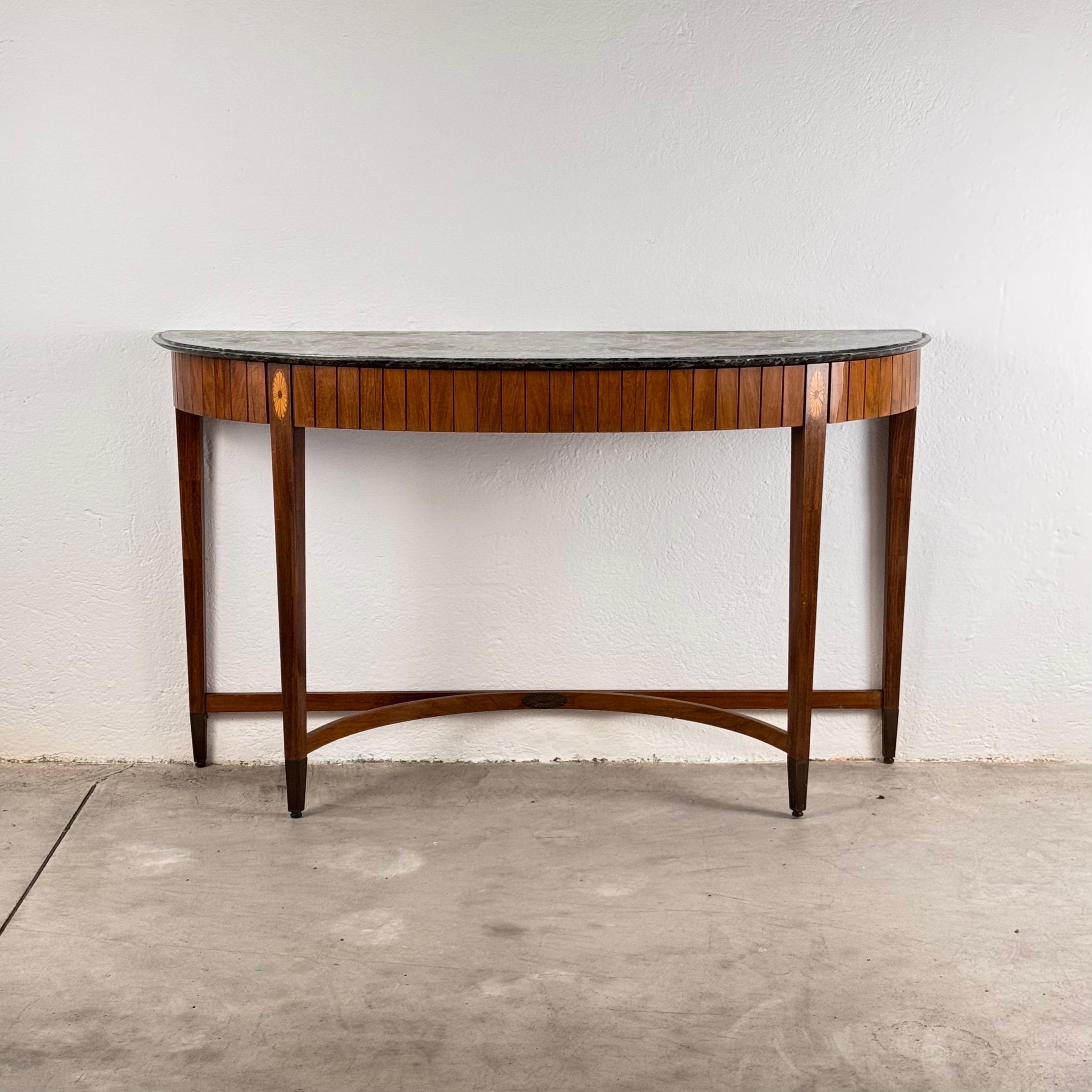 Una rara y elegante consola diseñada por Paolo Buffa en la década de 1940, que muestra su inconfundible lenguaje de diseño y su excepcional artesanía italiana. Esta pieza presenta una impresionante encimera de mármol verde Alpi que, con sus