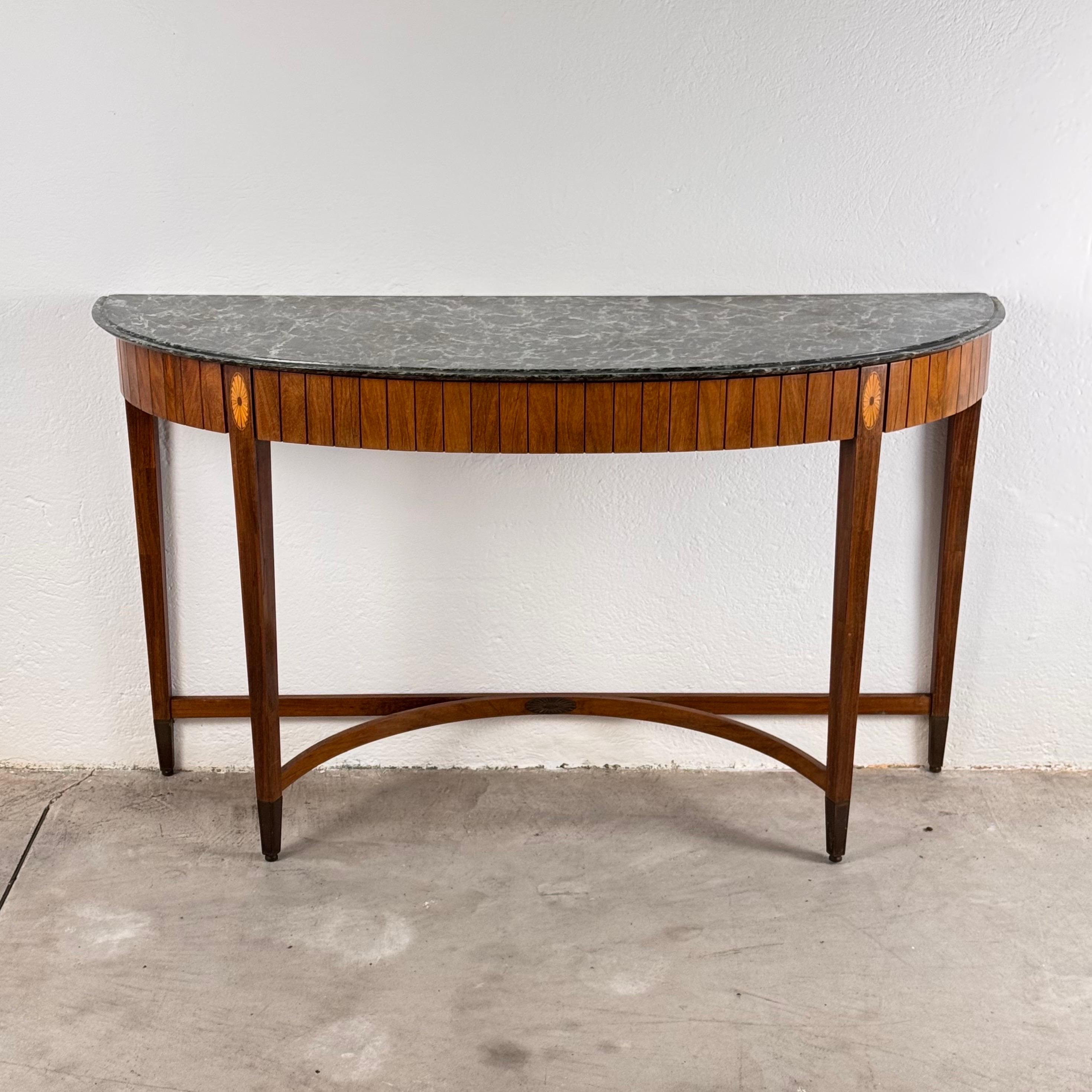 Rara consola grande de los años 40 de Paolo Buffa en roble y mármol verde Alpi mediados del siglo XX en venta