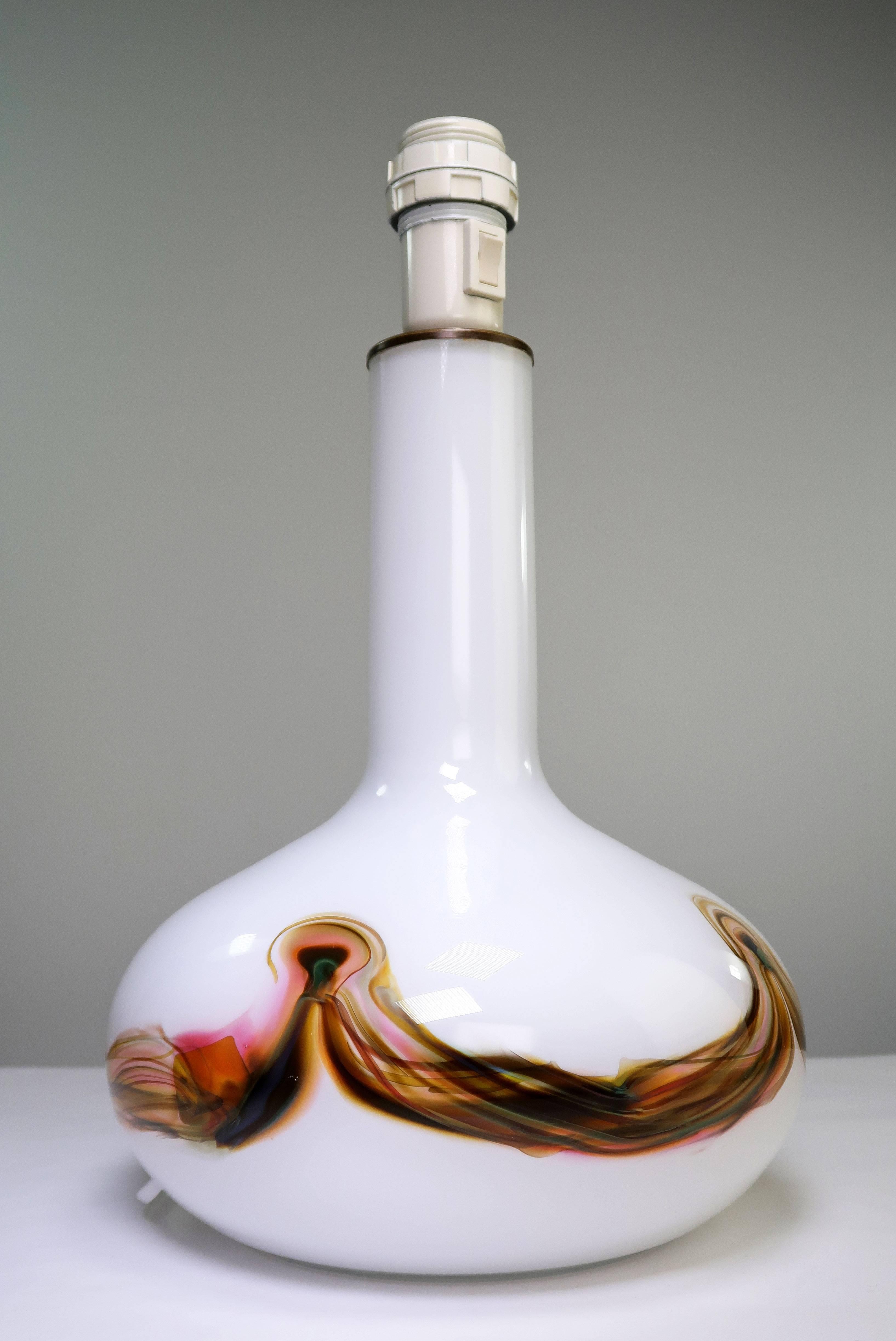 Grande lampe de table moderne danoise en verre d'art opalin, conçue par Per Lütken pour Holmegaard dans les années 1970. Verre opalin blanc osseux avec un décor fumé en rose diaphane, rouge, jaune, brun et bleu autour de la panse - un motif unique