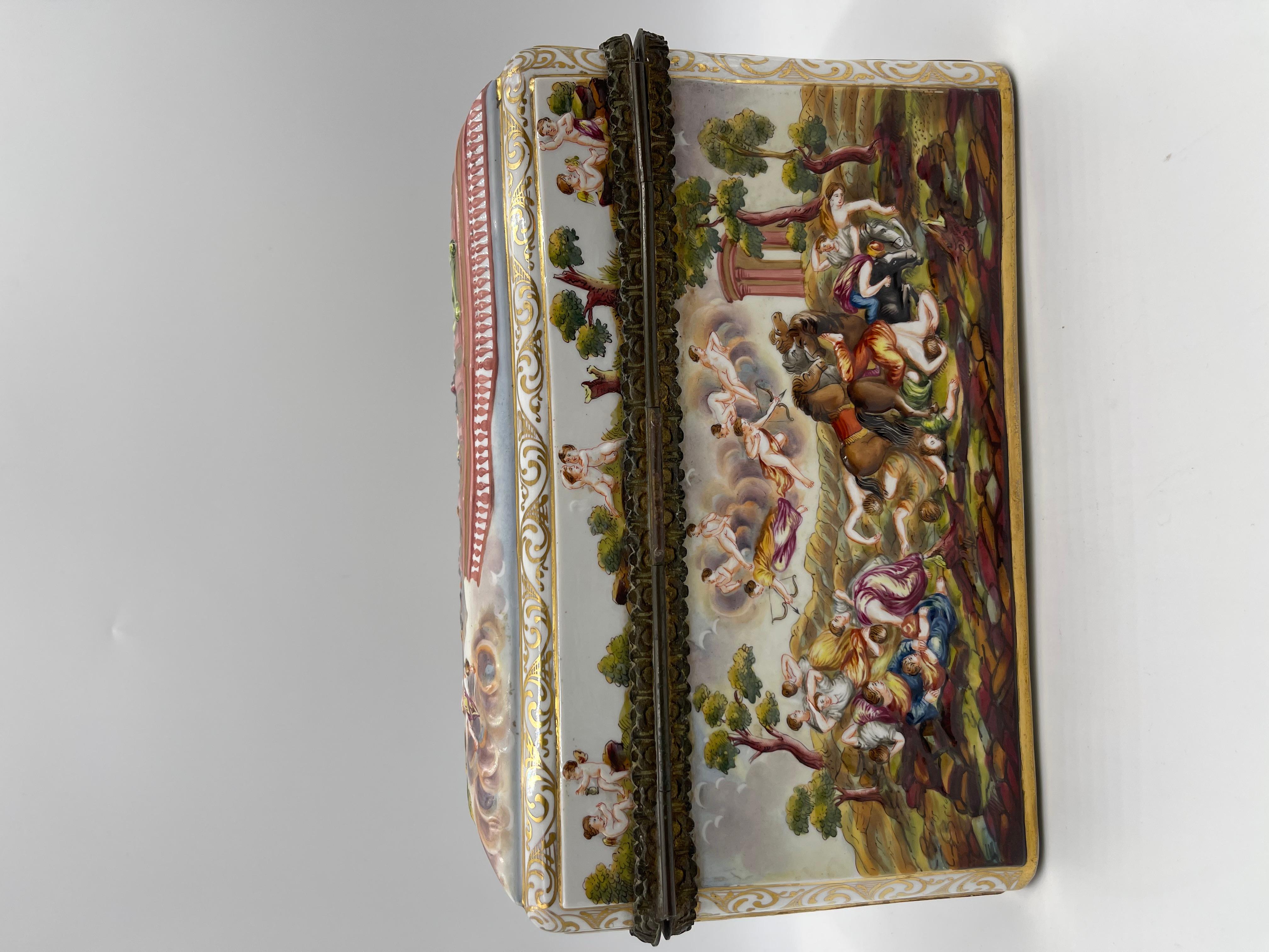 Doré Rare grand coffret / coffret de table en porcelaine de Capodimonte du 19ème siècle en vente