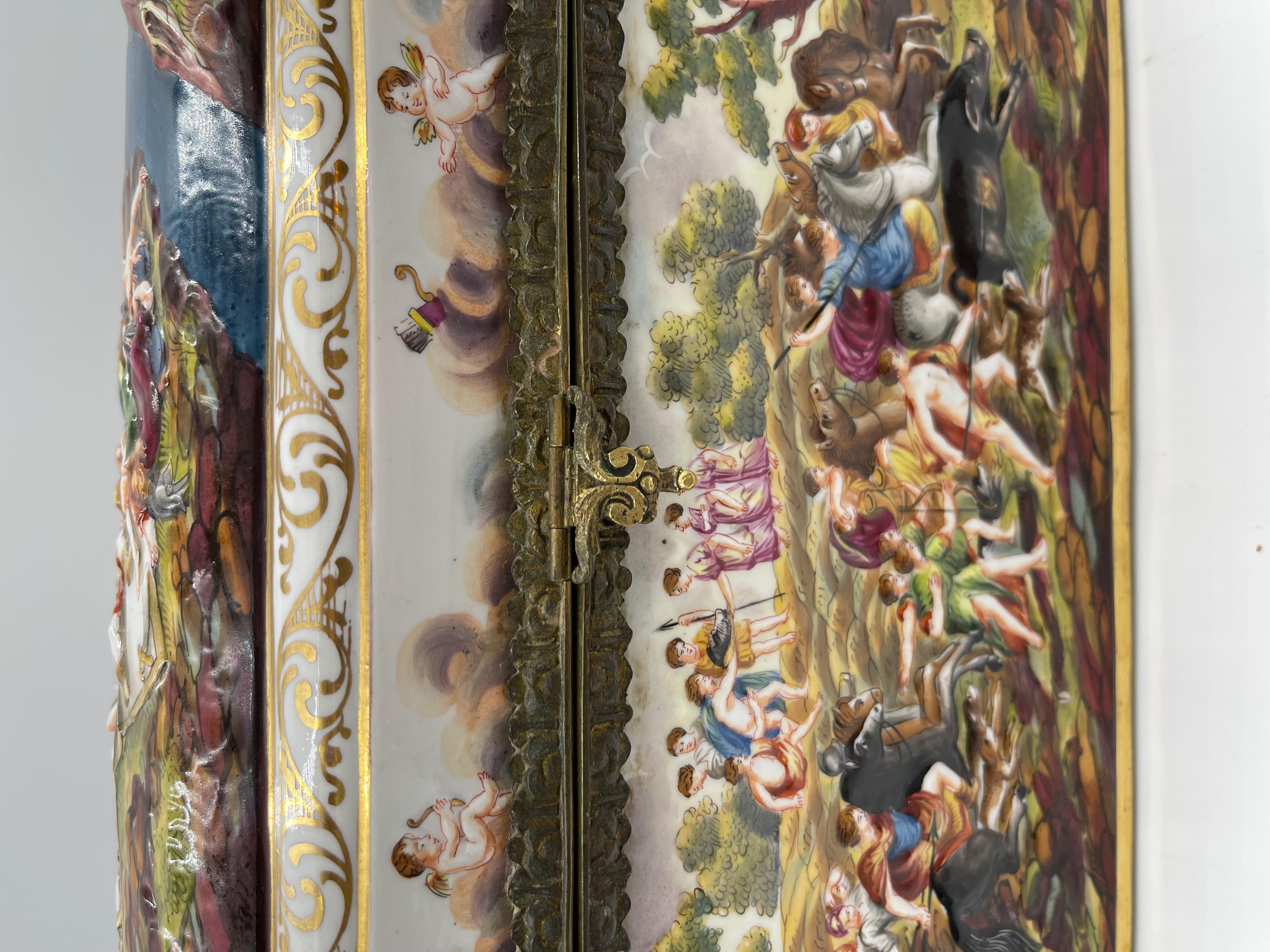 Rare grand coffret / coffret de table en porcelaine de Capodimonte du 19ème siècle en vente 2