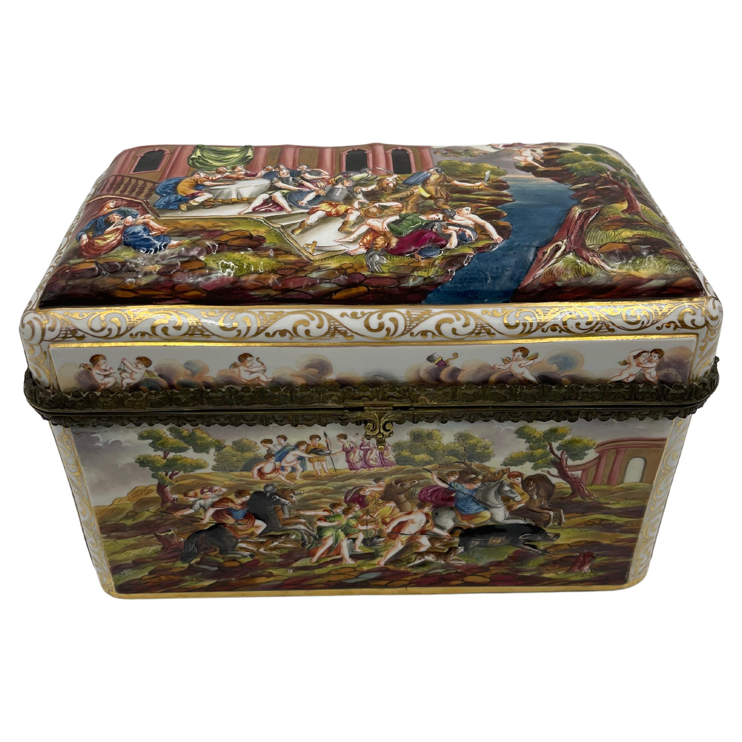 Rare grand coffret / coffret de table en porcelaine de Capodimonte du 19ème siècle en vente
