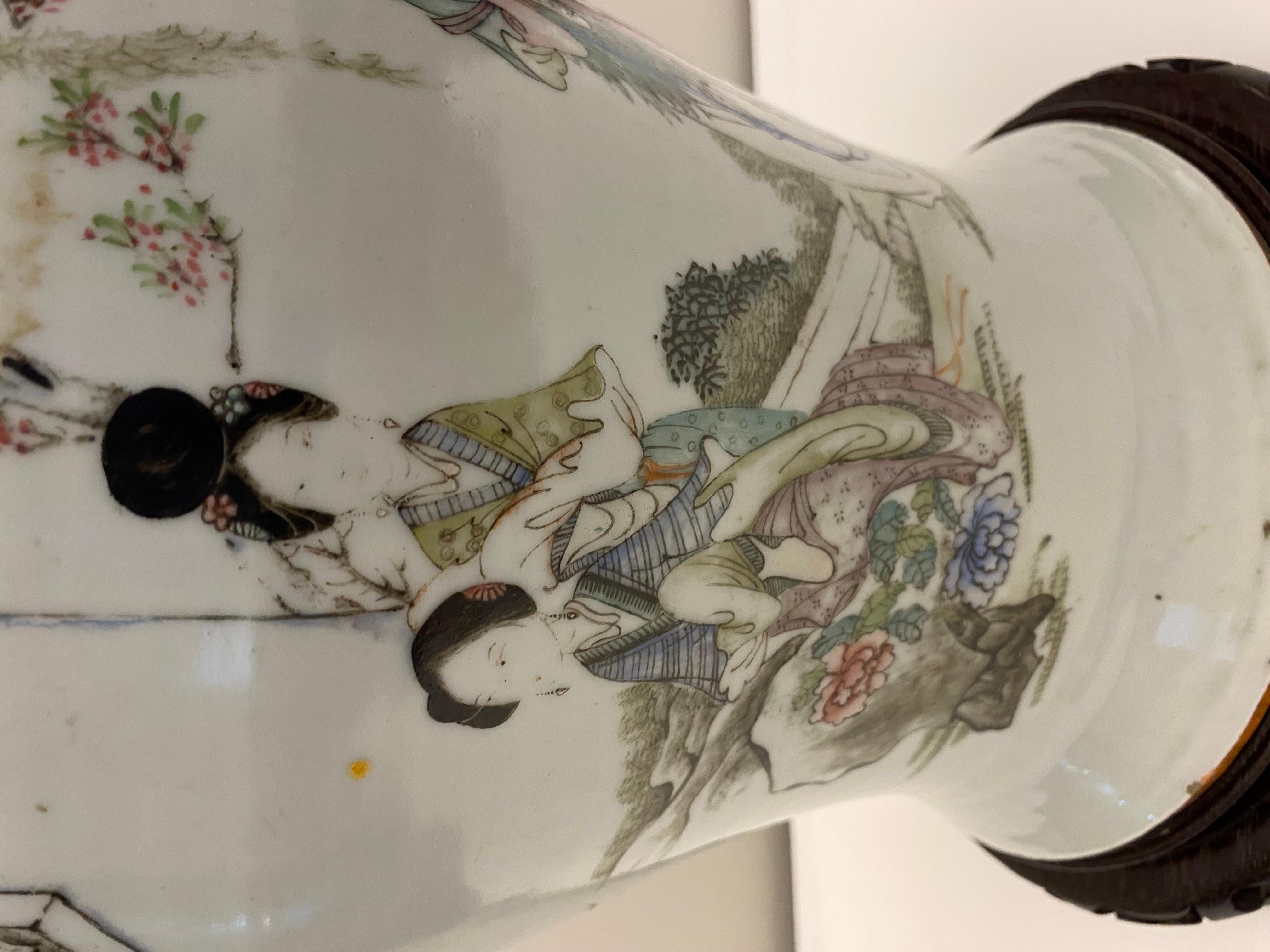 Grande et rare lampe vase bulbeuse en porcelaine de Chine du 19ème siècle, bleu pâle en vente 2