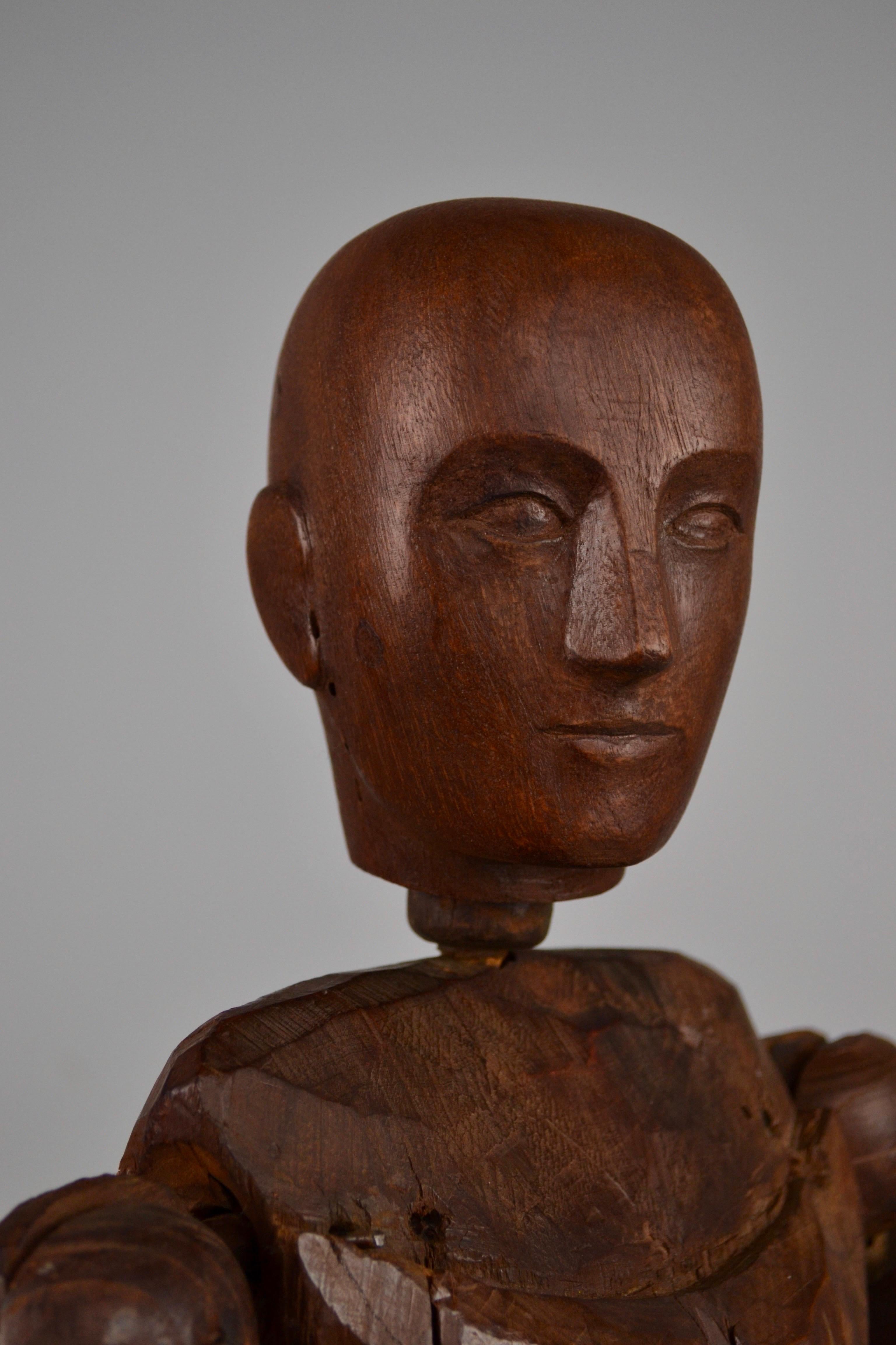 Eccezionalmente raro manichino d'artista articolato francese del XIX secolo, finemente intagliato in noce con giunture perfettamente funzionanti e una patina splendidamente maturata. Particolarmente sorprendente è la testa, insolitamente e