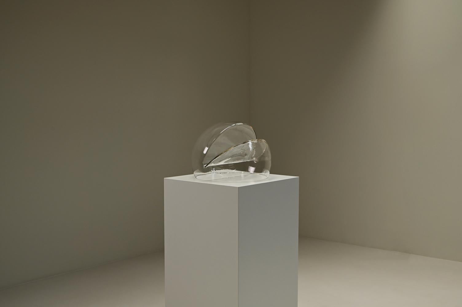 Rara scultura astratta di grandi dimensioni in vetro di Toni Zuccheri per VeArt, Italia anni '70. La scultura era originariamente pensata come oggetto da scrivania (portacarte, portacorrispondenza o portariviste) ed è stata creata in diversi colori