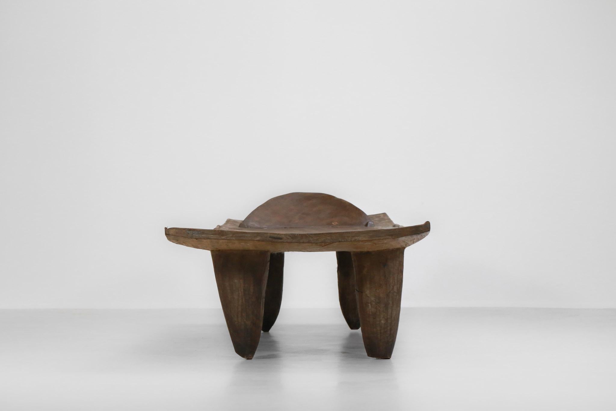 Grand lit africain Senoufo fabriqué en bois massif de la table basse Benin en vente 1