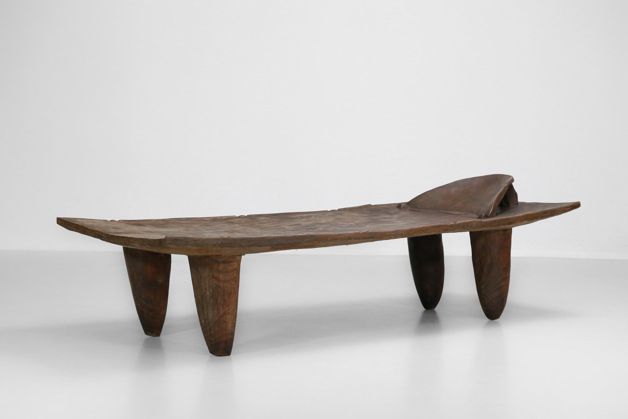 Grand lit africain Senoufo fabriqué en bois massif de la table basse Benin en vente 5