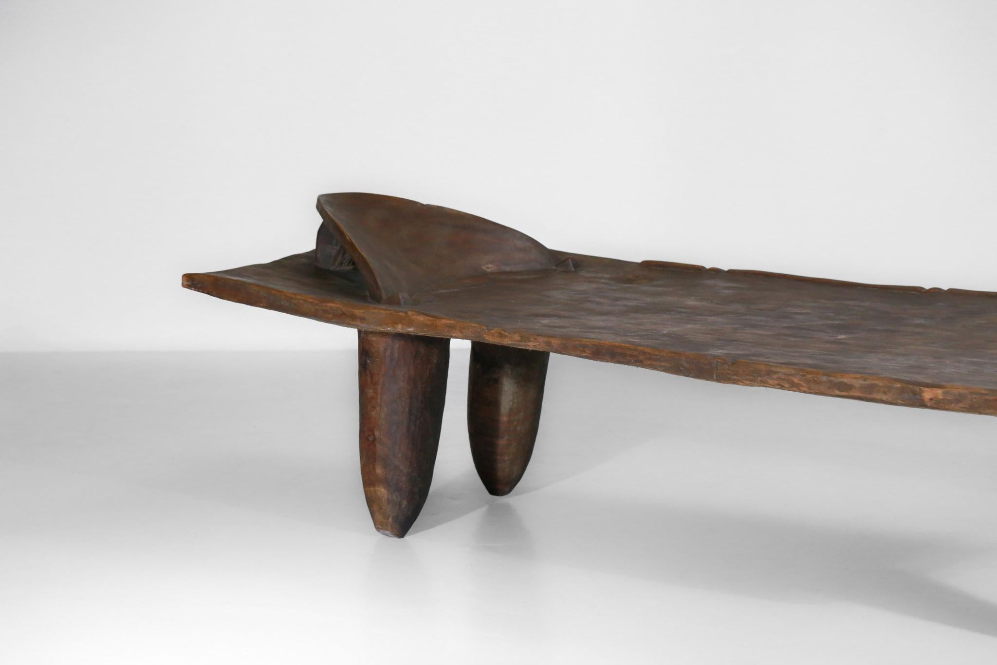 Primitif Grand lit africain Senoufo fabriqué en bois massif de la table basse Benin en vente