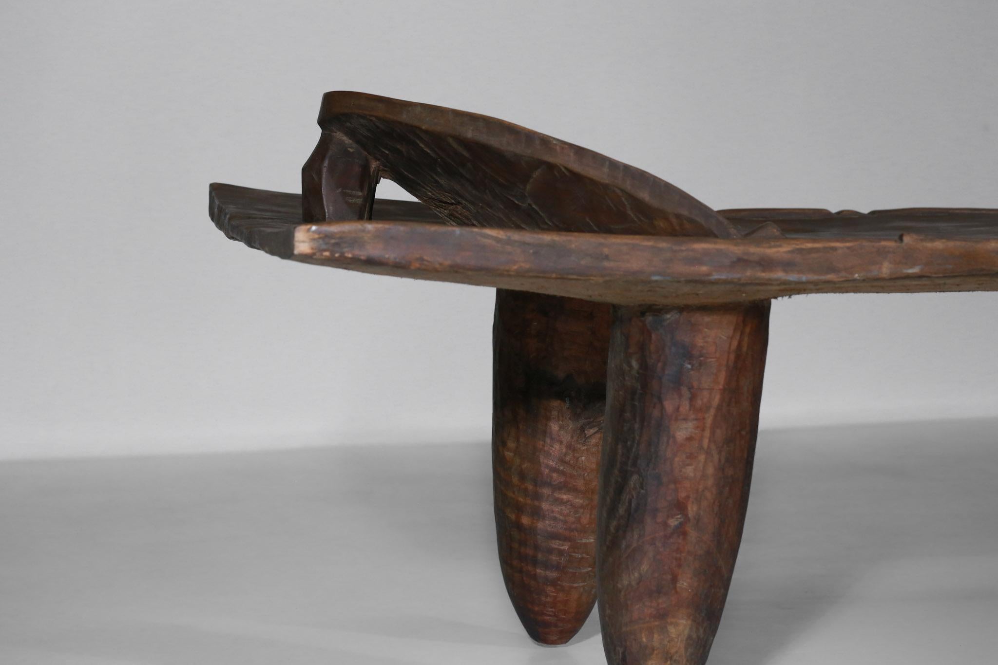 Sculpté à la main Grand lit africain Senoufo fabriqué en bois massif de la table basse Benin en vente