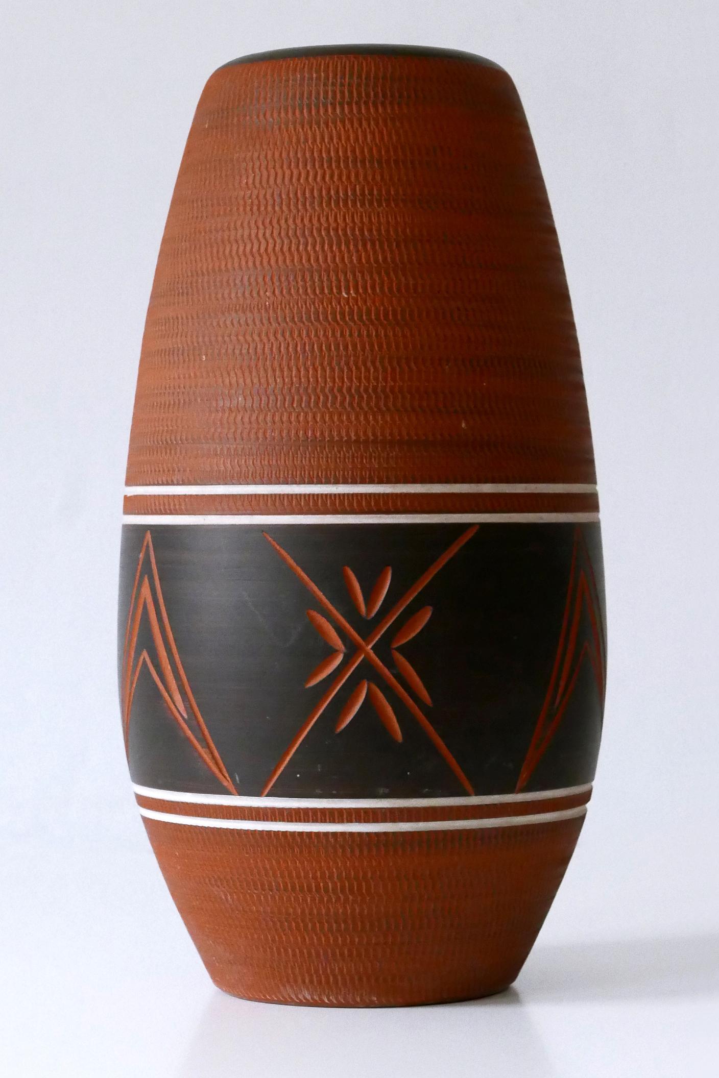 Incredibile e altamente decorativo vaso da terra in ceramica Mid-Century Modern. Progettato e realizzato a mano in Germania, negli anni '60. Marcato sul lato inferiore: 45/40. Handarbeit. 

Dimensioni:
Altezza 16,93 pollici (43 cm)
Diametro di 21 cm