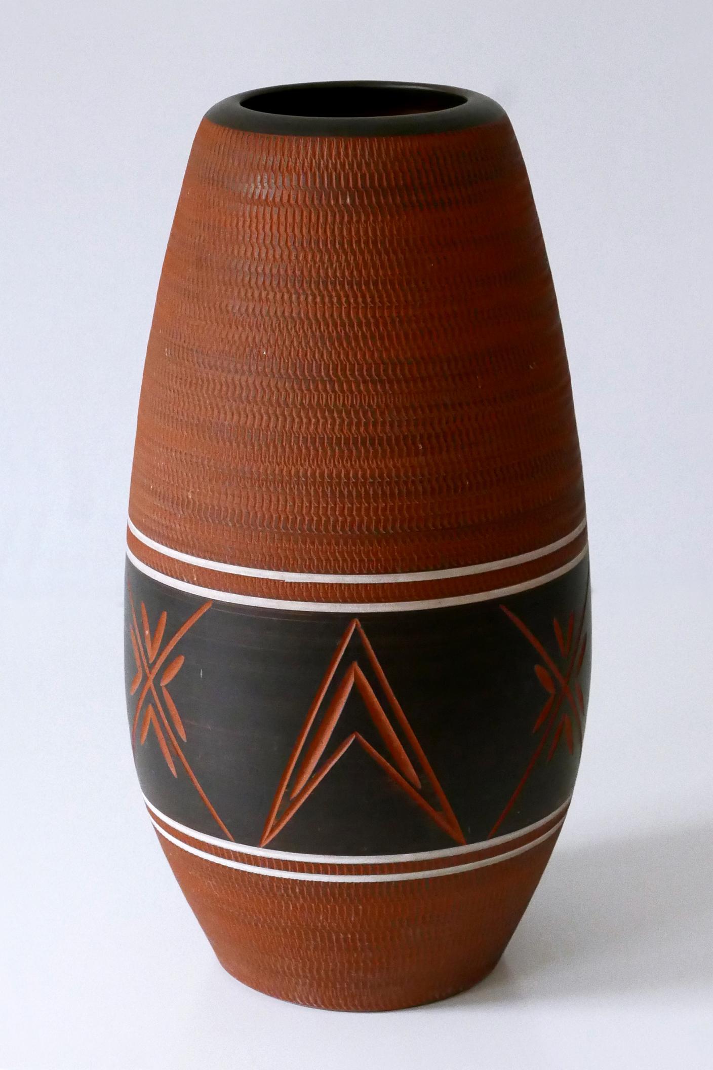 Mid-Century moderno Raro, grande ed elegante vaso da terra in ceramica della metà del secolo scorso, Germania anni '60 in vendita