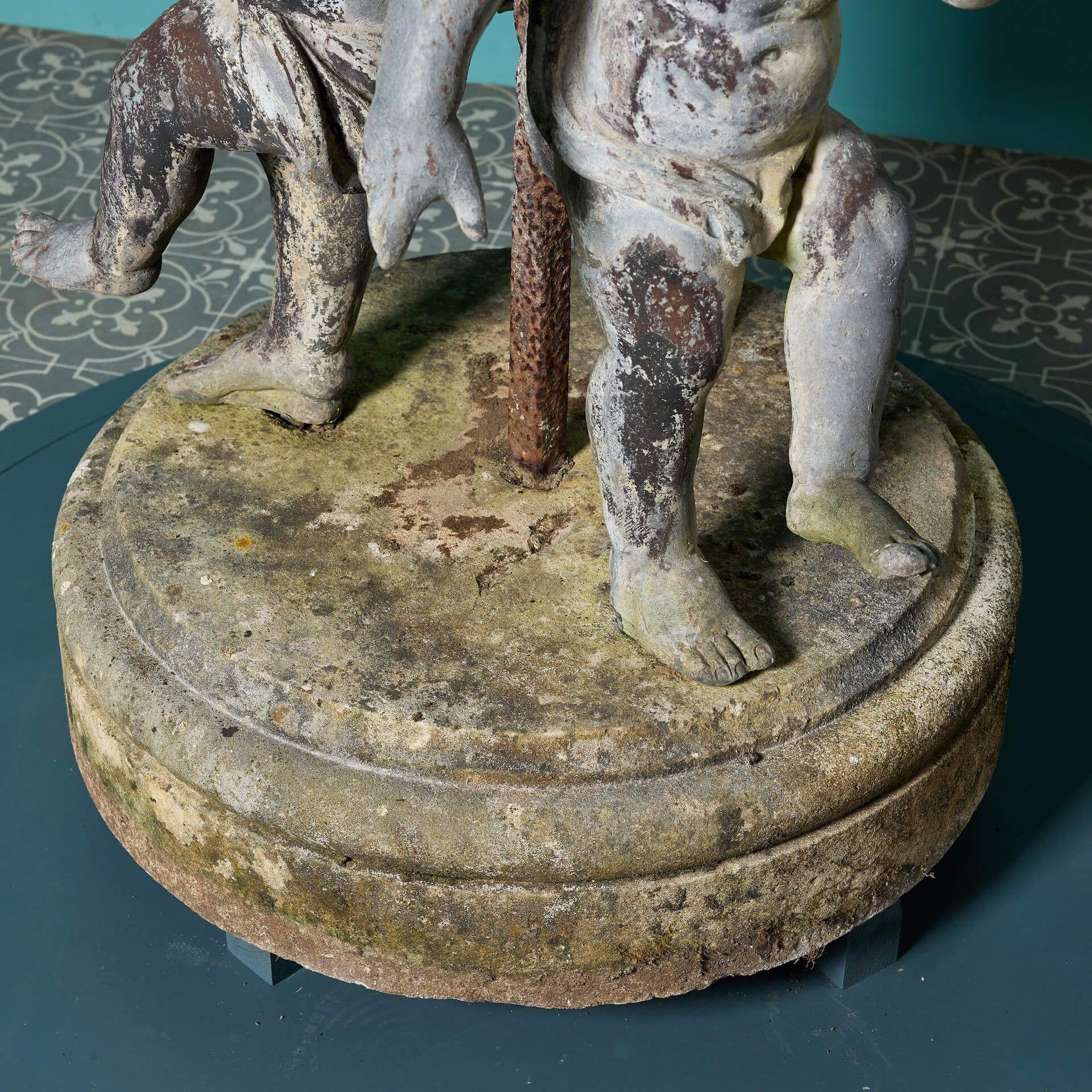 Rare grand et ancien chérubin de jardin Sundial État moyen - En vente à Wormelow, Herefordshire
