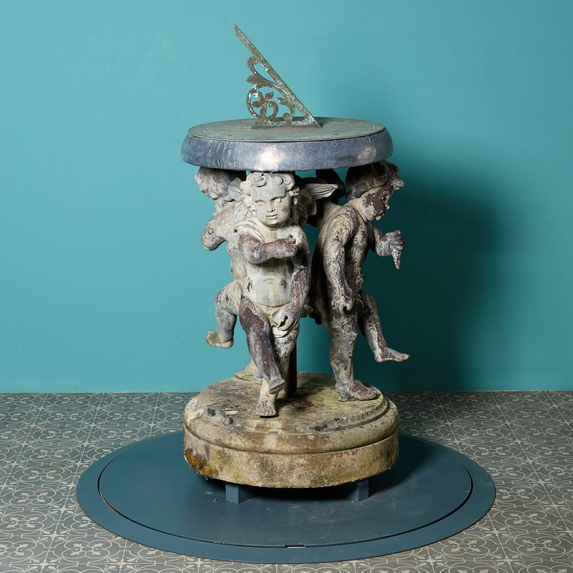 Métal Rare grand et ancien chérubin de jardin Sundial en vente