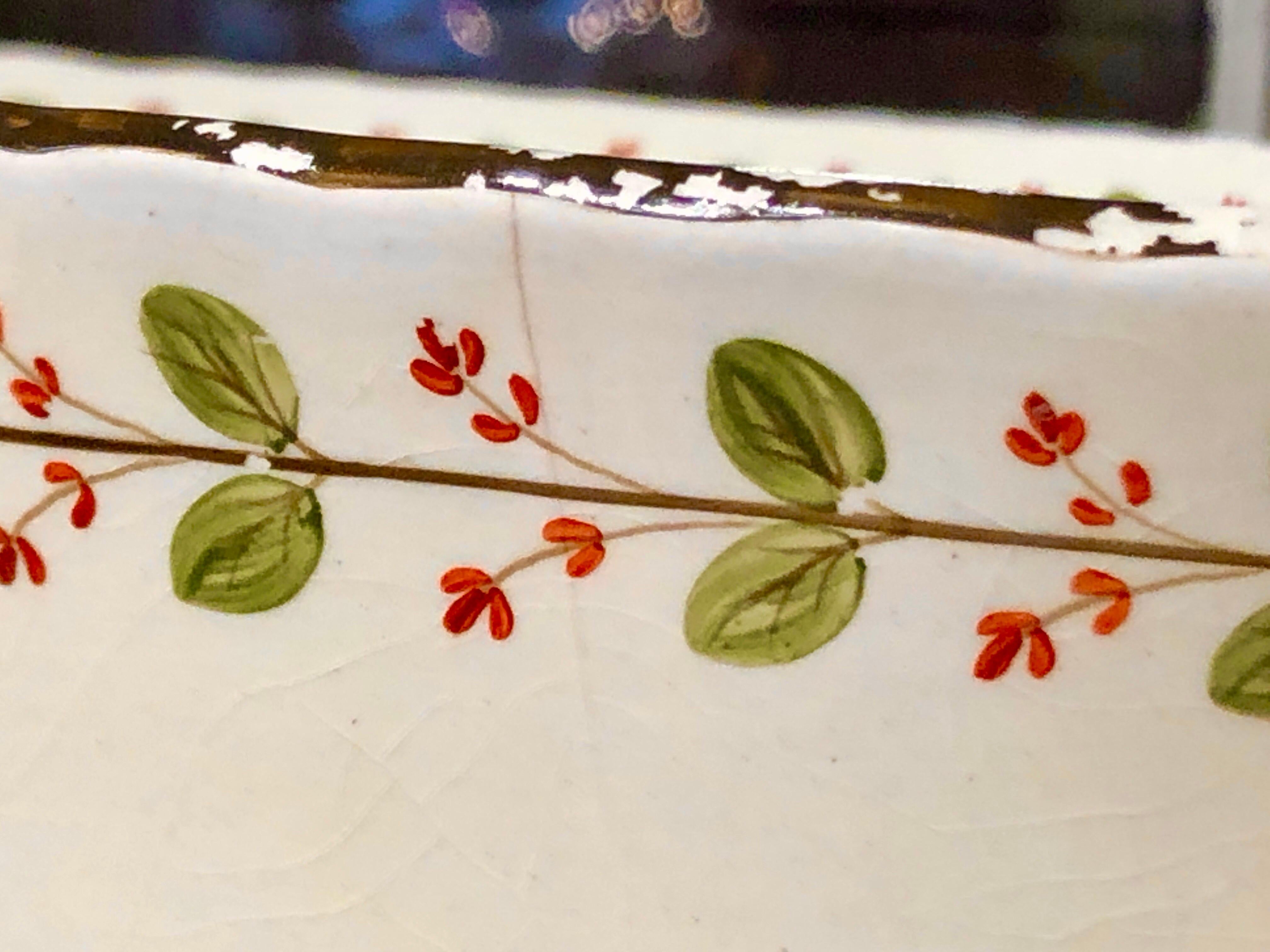 Seltener & wichtiger antiker englischer großer Wedgwood Queensware (Creamware) Tafelaufsatz mit Einflüssen von Robert Adam, die durch die auf der Außenseite der Schale modellierten Tressen und Festons dargestellt werden. (Die grünen Punkte auf dem