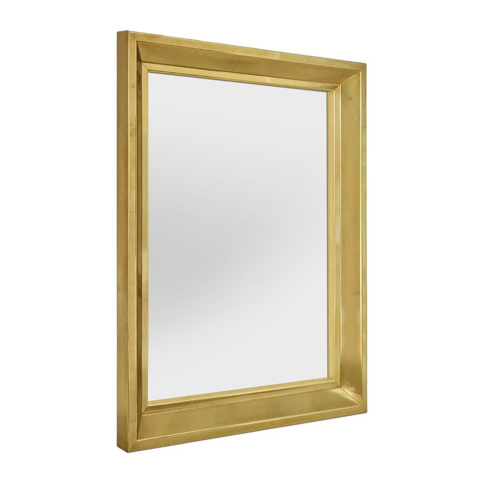 Großer antiker französischer Wandspiegel aus Messing aus den 1970er Jahren. Seltener Messingrahmen, gefaltet über einen geformten, schrägen Rahmen. Rahmenbreite: 7,5 cm /  2.95 in. Moderner Glasspiegel. Rückwände aus Holz.