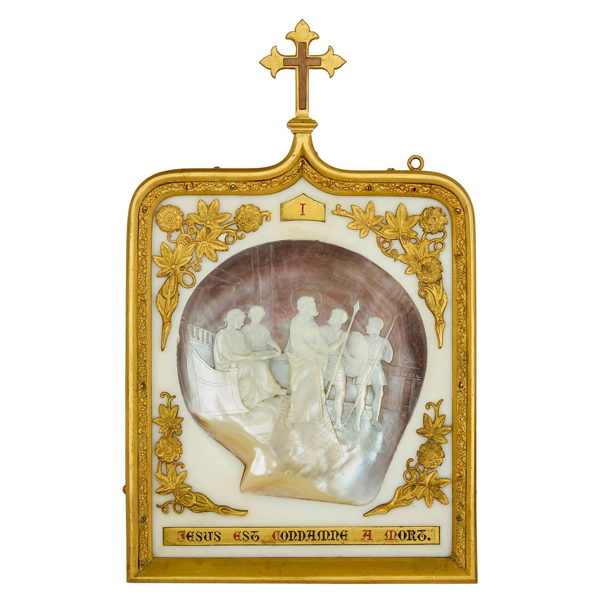 Raro grande set antico Madreperla Ormolu Marmo Stazioni della Croce
Gerusalemme/ Francese, fine XIX secolo 
Altezza 39cm, larghezza 24cm, profondità 4,5cm

Questo raro set di 14 pezzi risale alla fine del XIX secolo e illustra la Via Crucis, una