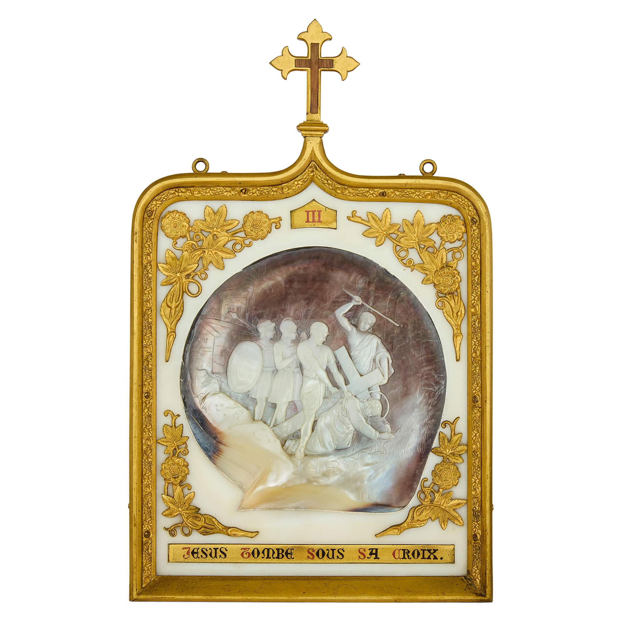 Intagliato Raro grande set antico Madreperla Ormolu Marmo Stazioni della Croce in vendita