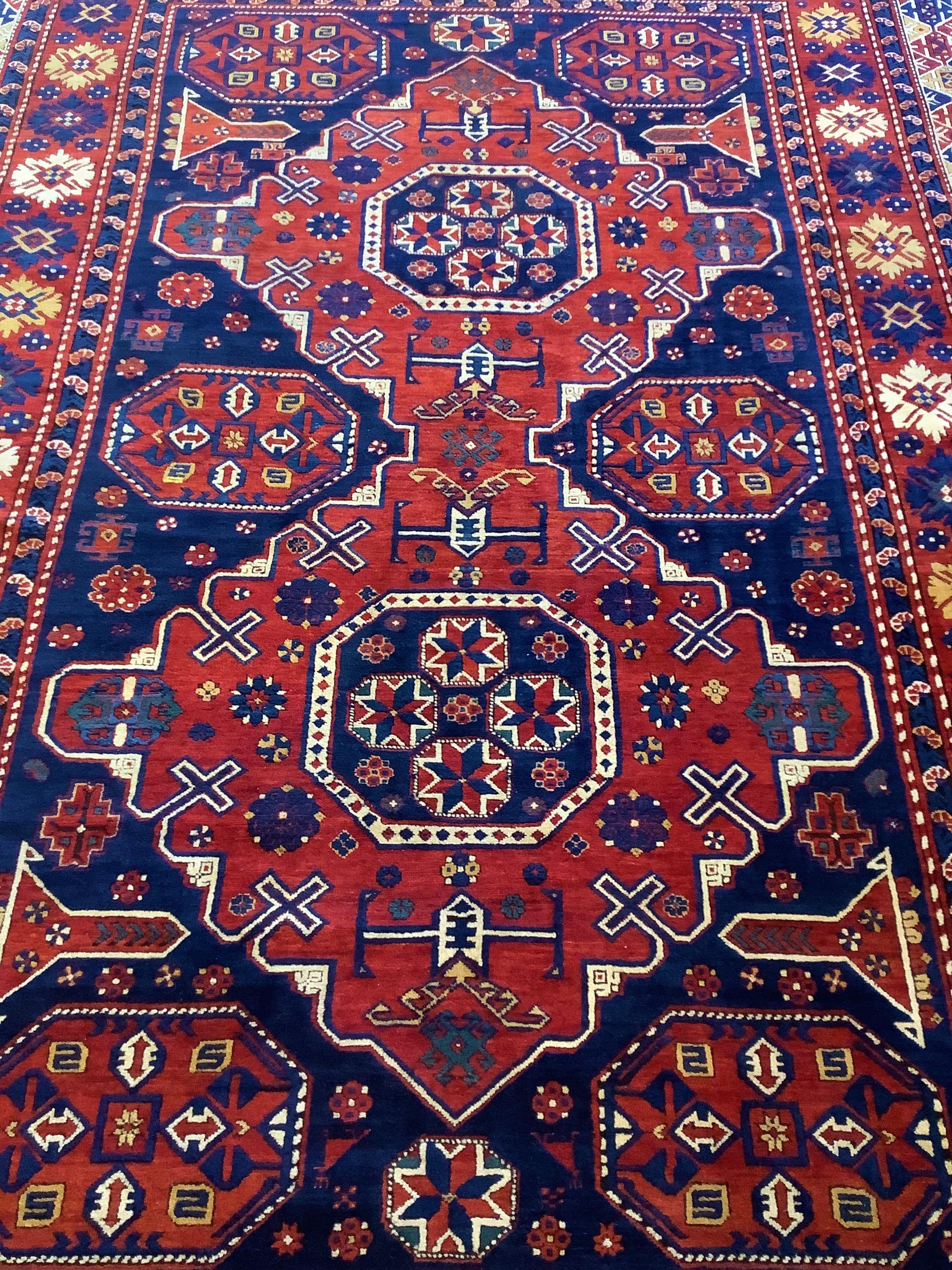 Rare grand tapis ancien Shirvan Konagend en vente 4