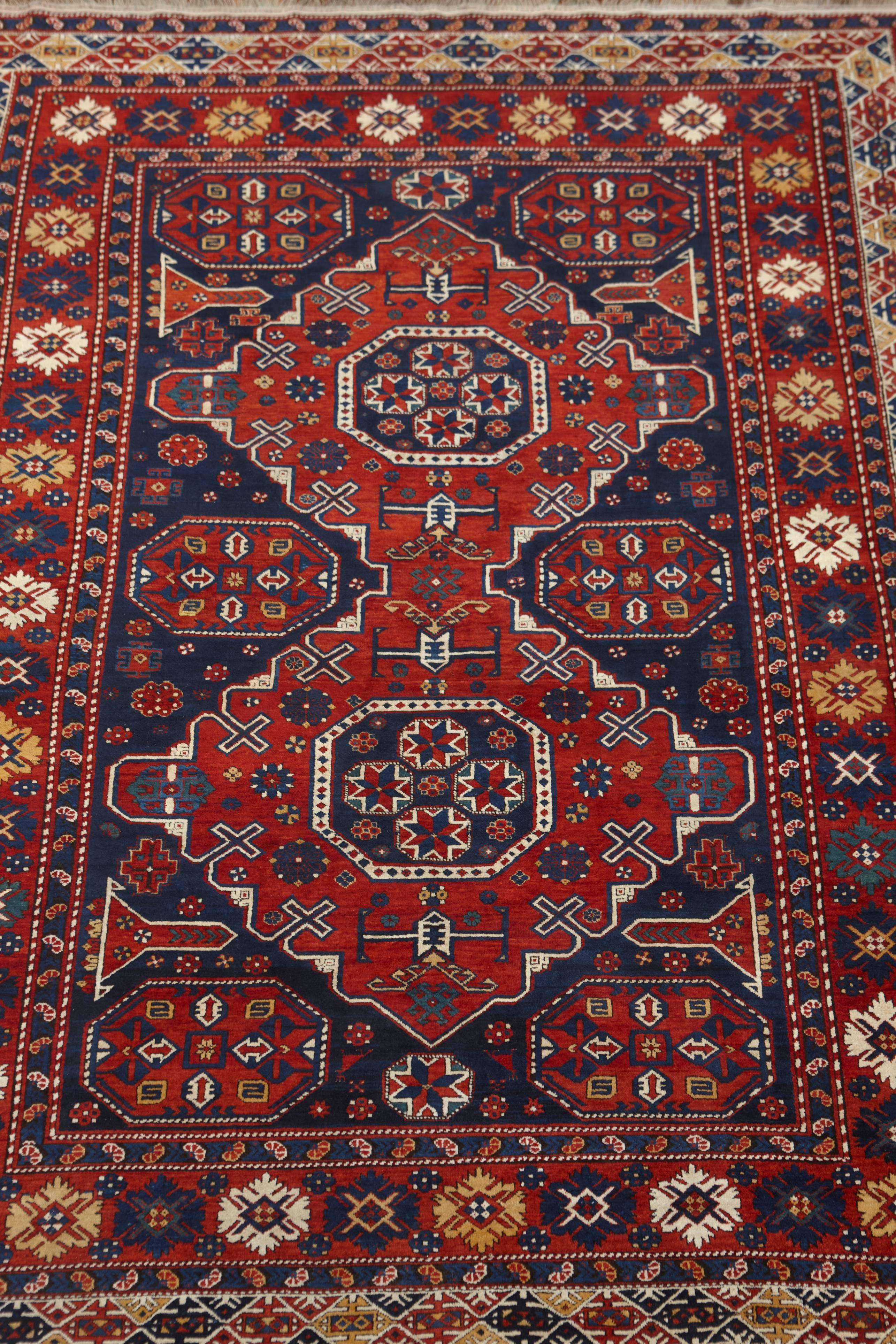 Fabriqué dans un format rare de la taille d'une pièce, ce Shirvan Konagend est parfaitement adapté pour être placé sous les tables basses, entre autres, offrant une célébration des couleurs dans des dessins géométriques abstraits.

Deux médaillons