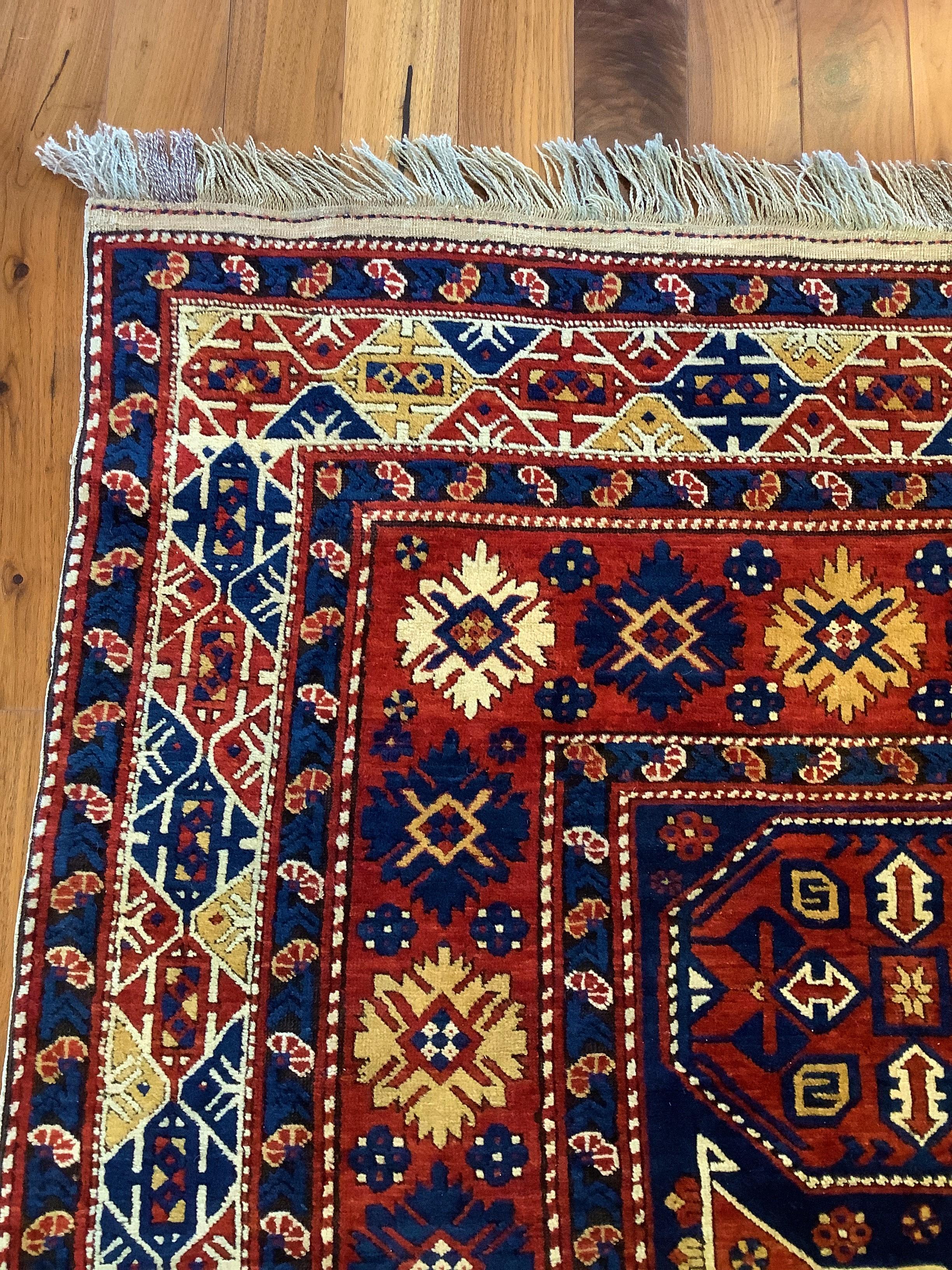 Caucasien Rare grand tapis ancien Shirvan Konagend en vente