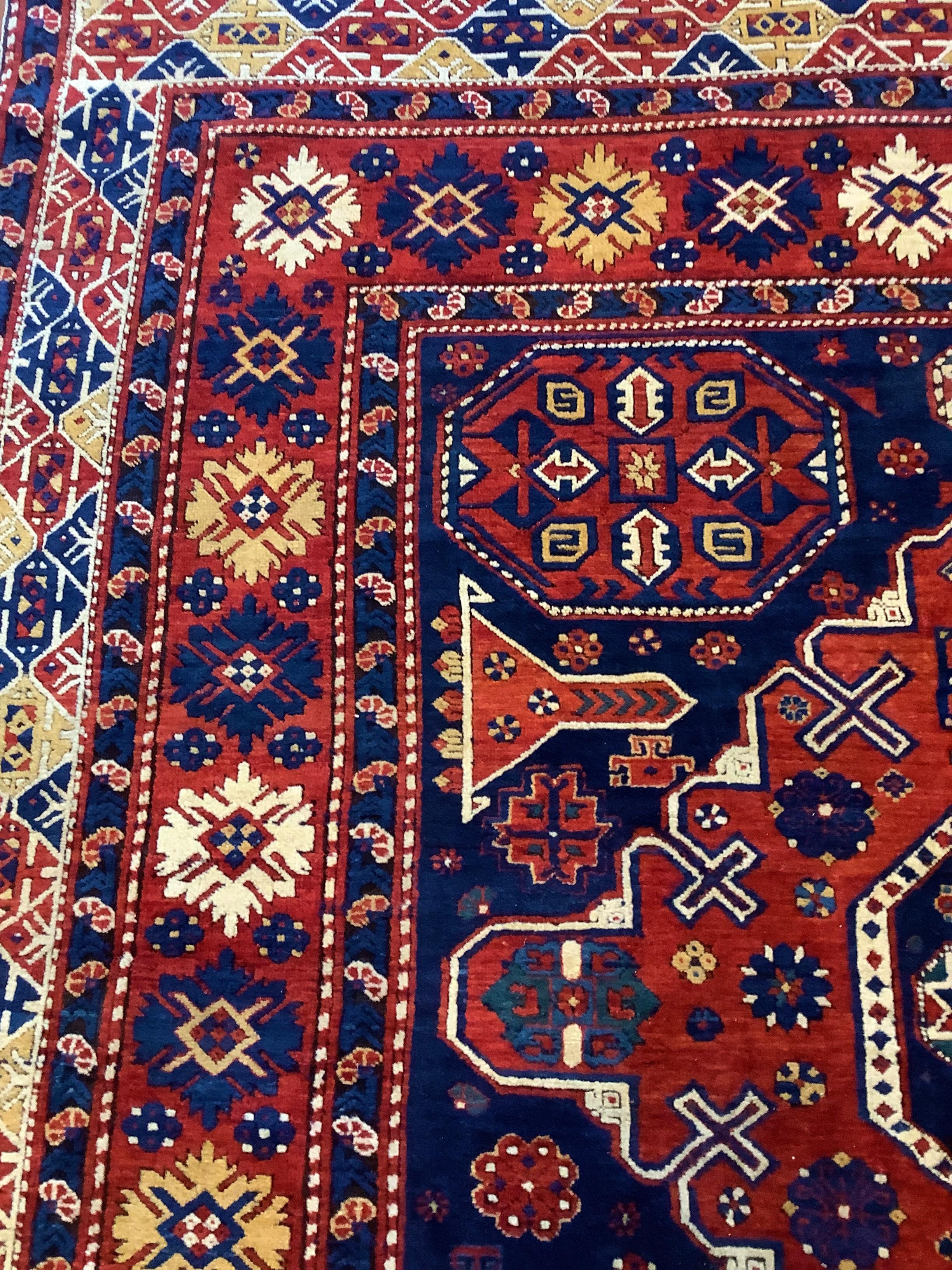 Teinture végétale Rare grand tapis ancien Shirvan Konagend en vente