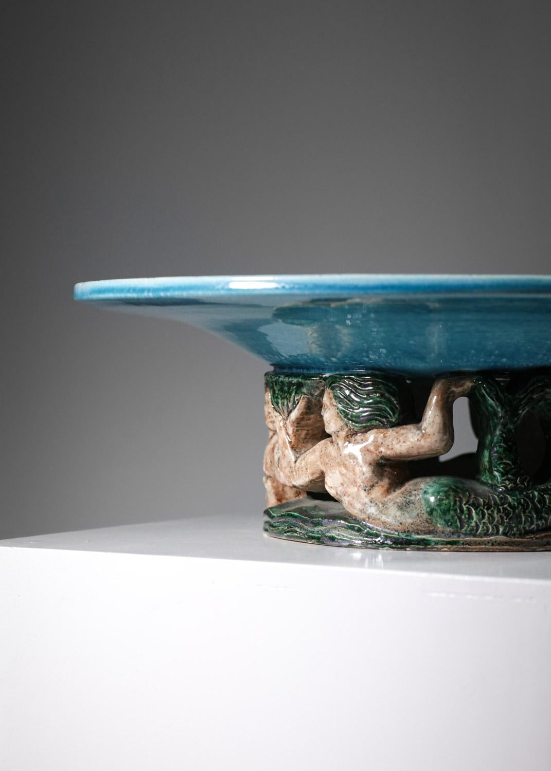 Große Art-déco-Keramikschüssel aus den 30/40er Jahren, hergestellt von dem französischen Keramiker Robert Meynard. Sehr schönes Detail der Basis mit den Zeichen der durchbrochenen Meerjungfrauen. Emaille in blauen, grünen und beigen Farbtönen. Sehr
