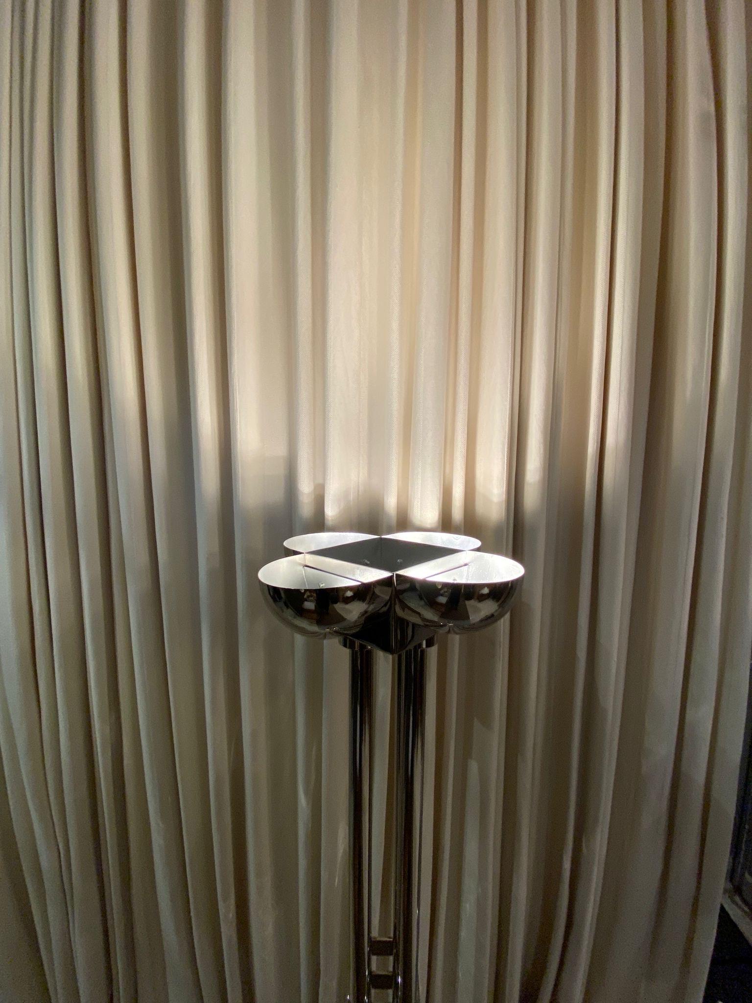 Rara grande lampada Torchiere cromata lucida del periodo Art Deco - Due disponibili in vendita 3