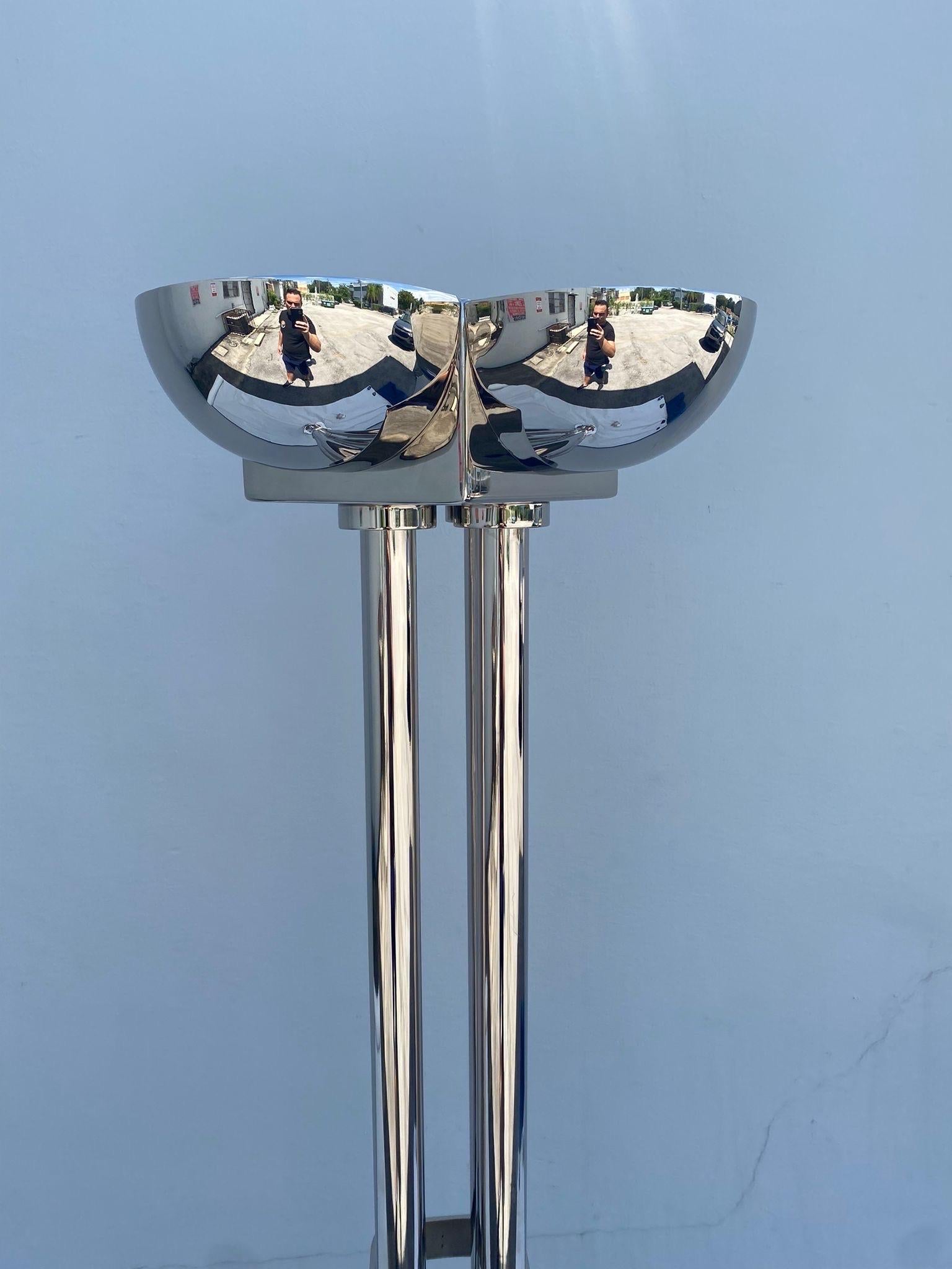 Metà XX secolo Rara grande lampada Torchiere cromata lucida del periodo Art Deco - Due disponibili in vendita