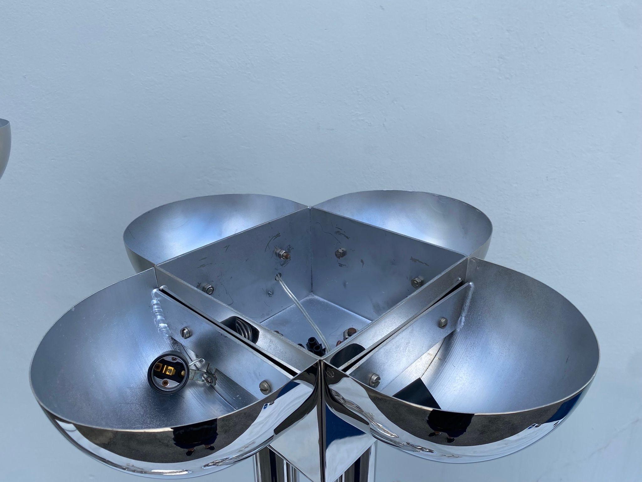 Rara grande lampada Torchiere cromata lucida del periodo Art Deco - Due disponibili in vendita 1