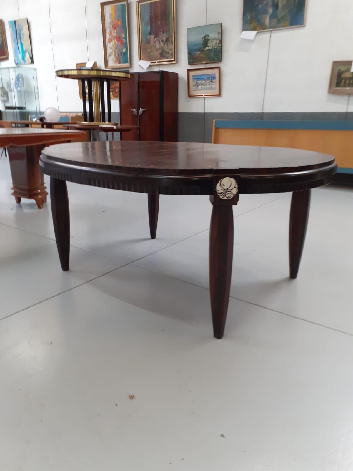 Rare large Art Deco table in Macassar Ebony and ivory circa 1925
Very nice veneer with small flaws, the varnish must be redone 
Possibility of extensions, but they are missing.