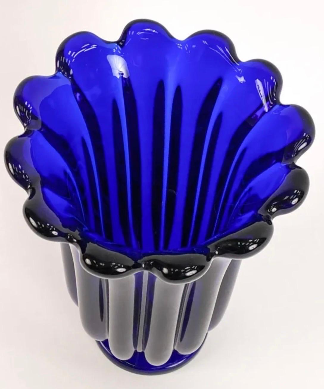 Seltene große kobaltblaue Seguso-Vase aus Muranoglas mit Wellenschliff im Vintage-Stil, Italien (Moderne der Mitte des Jahrhunderts) im Angebot