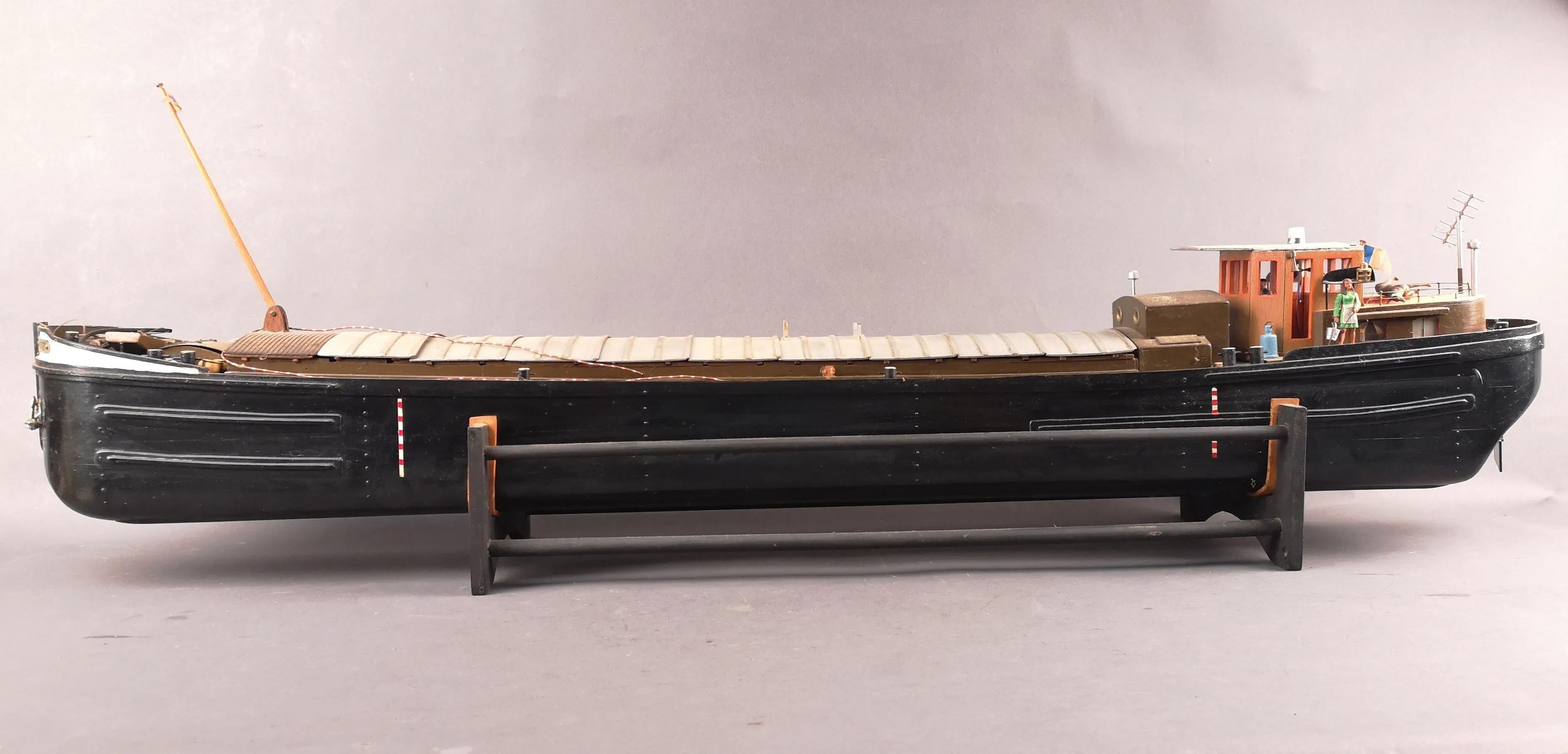 Rare large barge model, in wood and composite material circa 1960 
with battery and sound system to be checked.