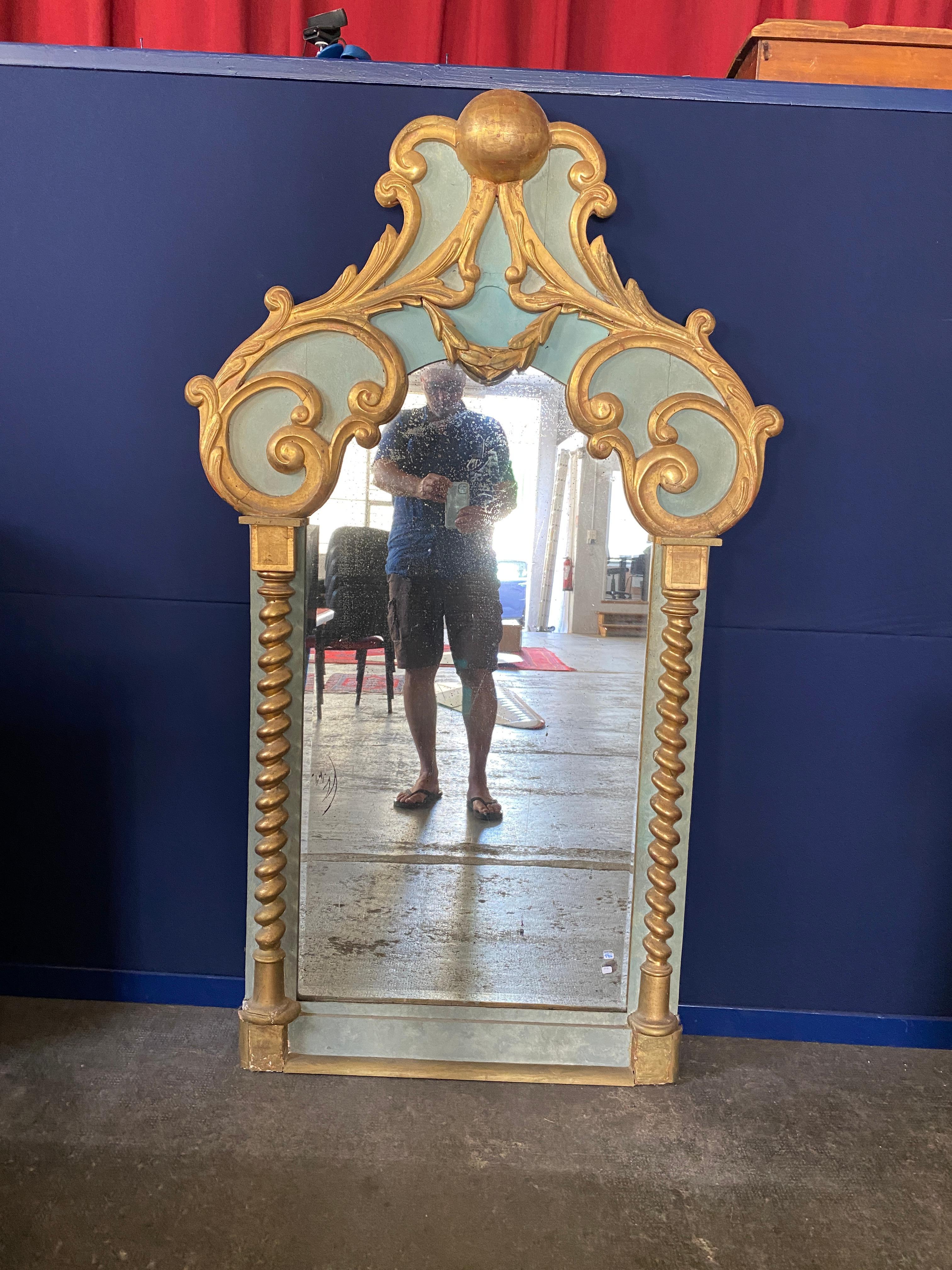 Rare miroir baroque vers 1900-1930, en bois laqué et doré
La tache du miroir est usée.