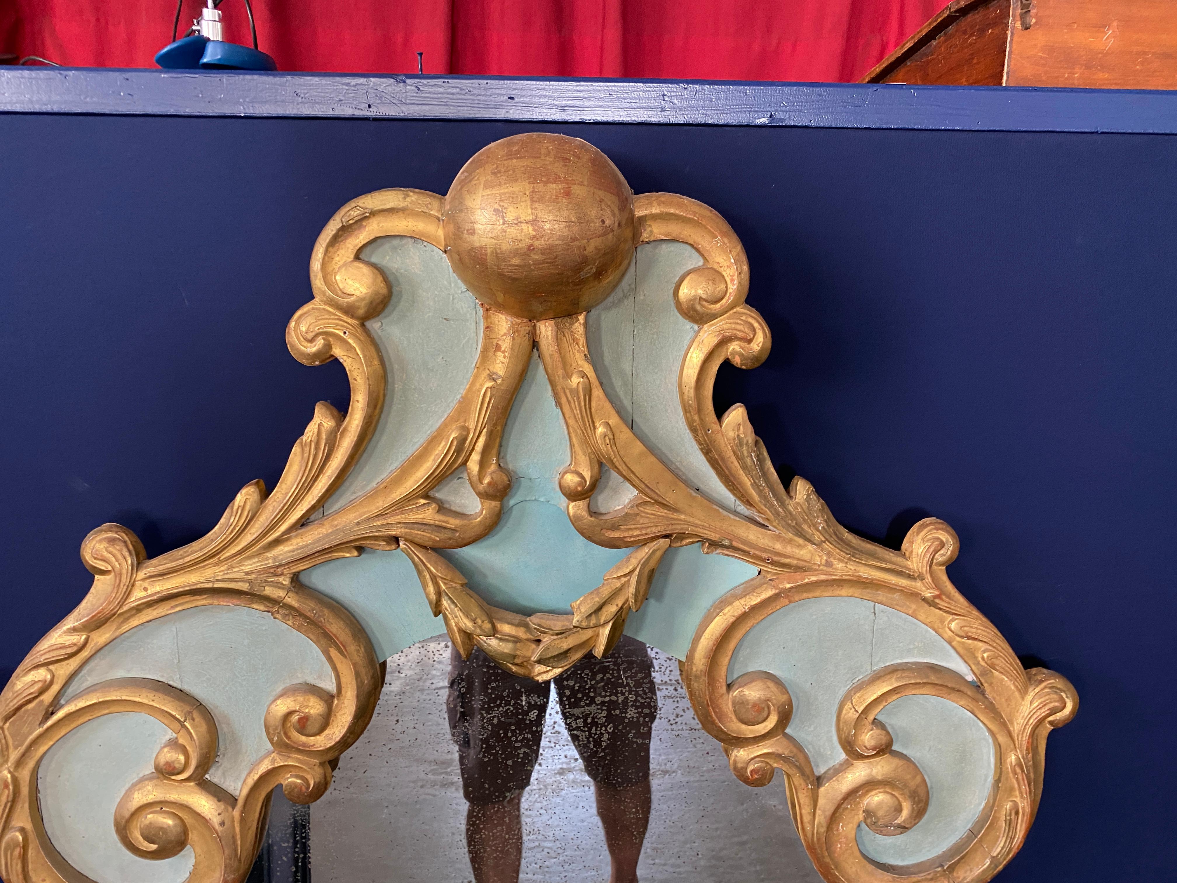 Baroque Grand miroir baroque rare, datant d'environ 1900 à 1930, en bois laqué et doré en vente