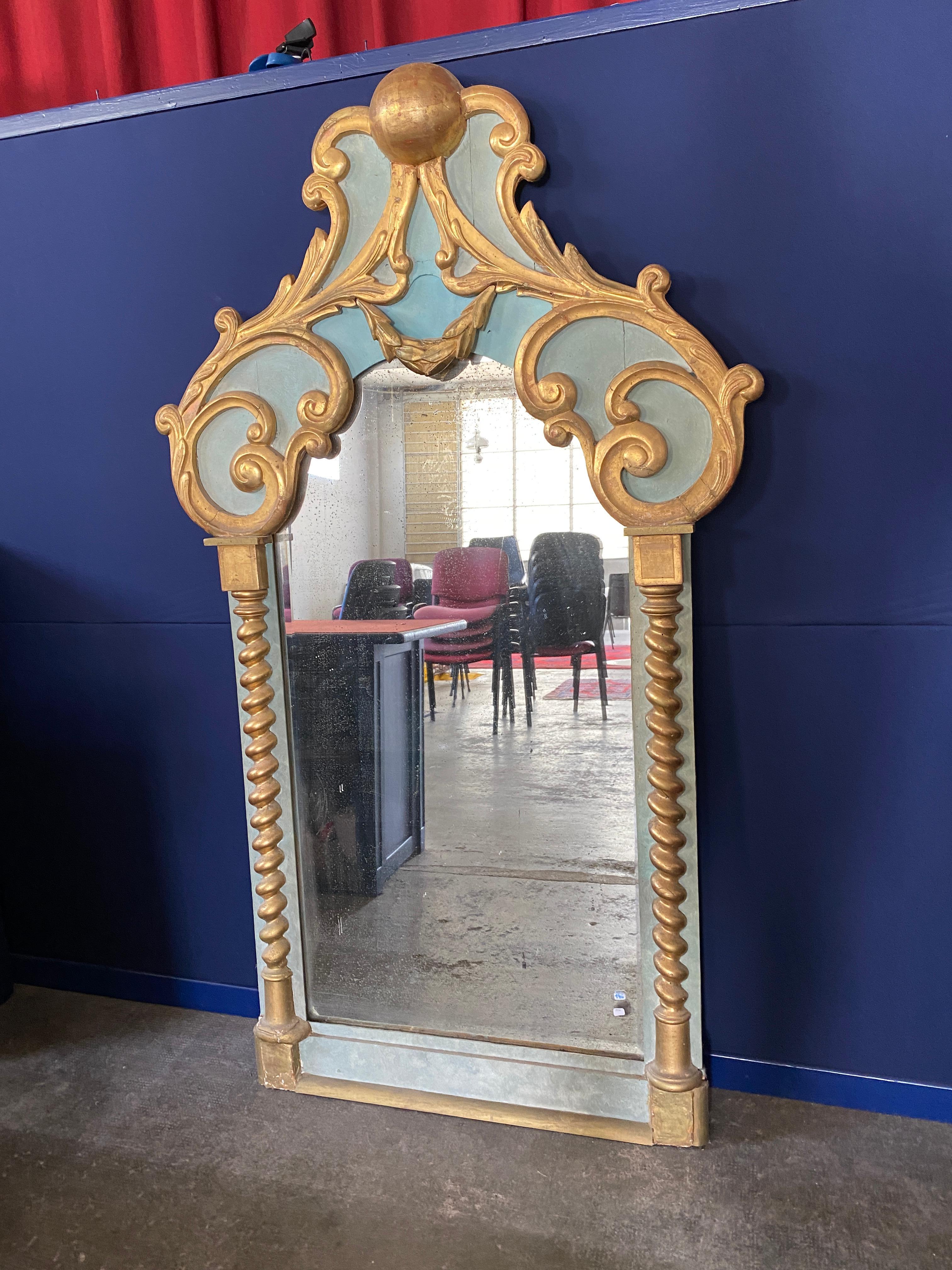 Bois Grand miroir baroque rare, datant d'environ 1900 à 1930, en bois laqué et doré en vente