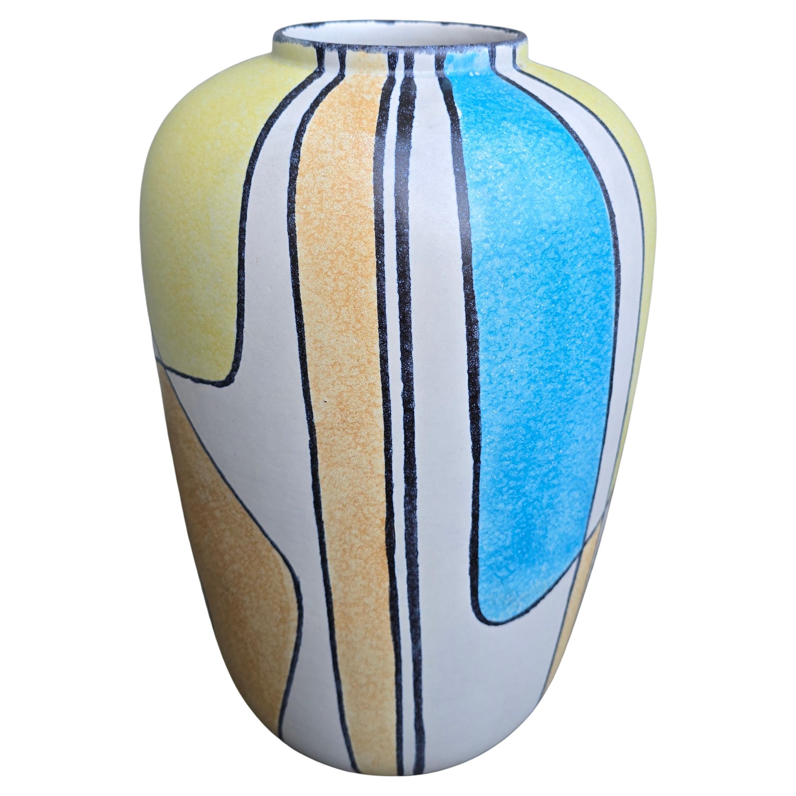 Raro vaso grande in ceramica Bay - Germania, anni '60

Questo splendido e raro vaso in ceramica di grandi dimensioni è un bellissimo esempio degli iconici design di Bay Keramik degli anni '60. Realizzato in Germania Ovest, questo pezzo emana un