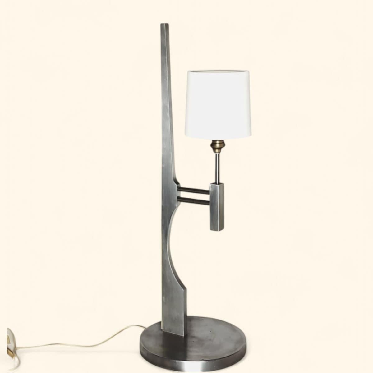 This large, brushed aluminum, Space Age style table lamp by Pierre Vandel is part of the works Vandel created at the very beginning of his career as a designer and is usually dated to 1971-1972, a period during which he developed aluminum tables,