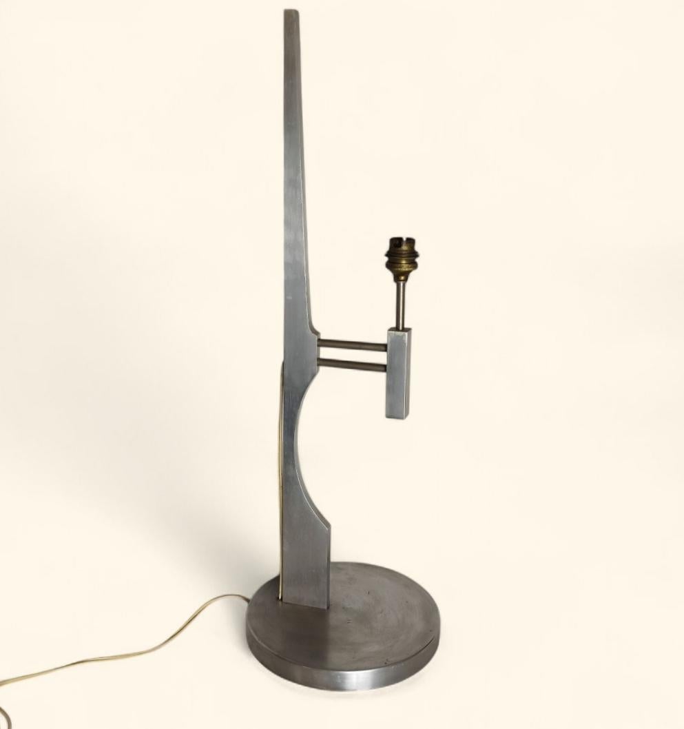 Rare Large Brushed Aluminum Table Lamp by Pierre Vandel (1946) In Fair Condition For Sale In MOUGINS, FR