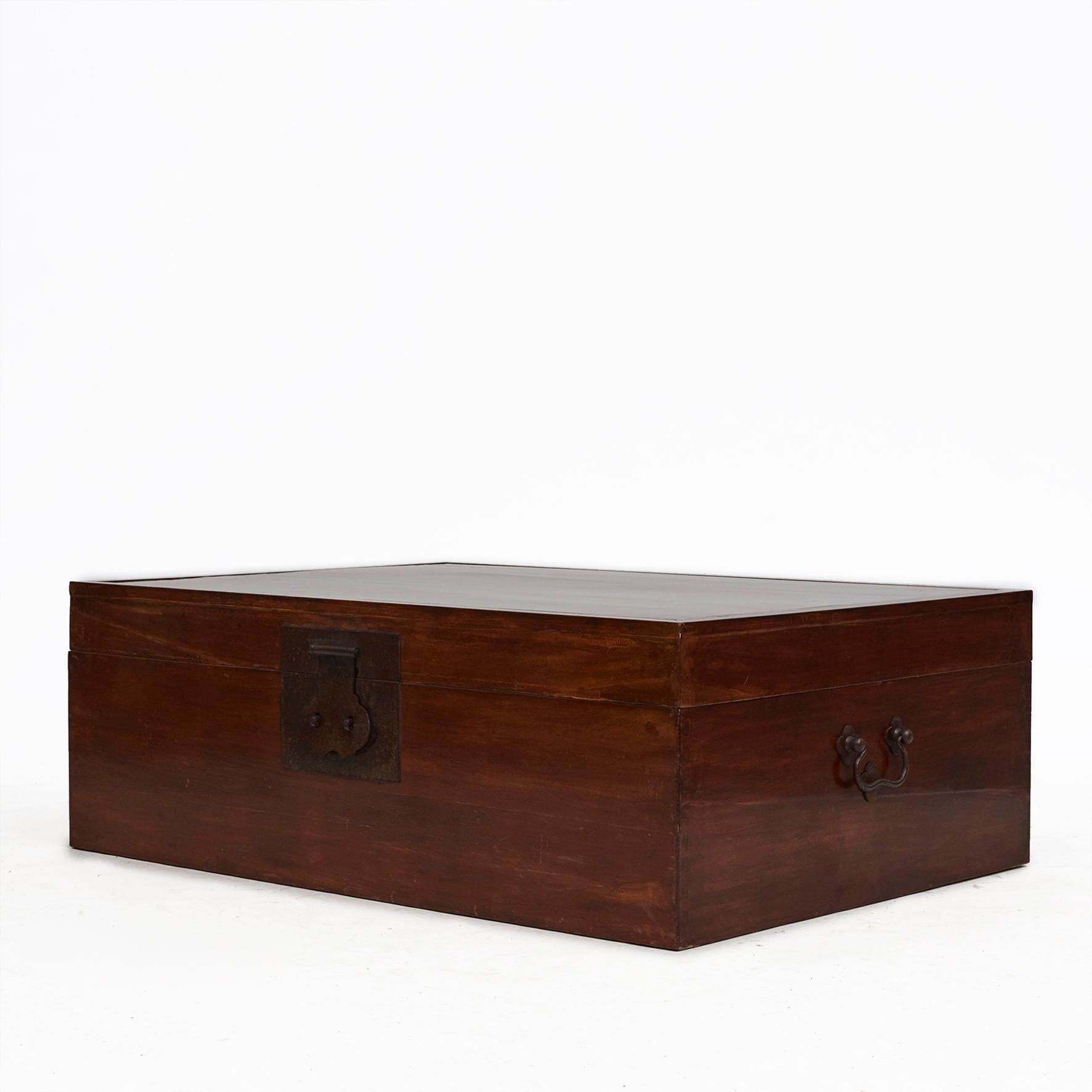 Rare large Camphor Wood Chest / Coffee Table In Good Condition In Kastrup, DK