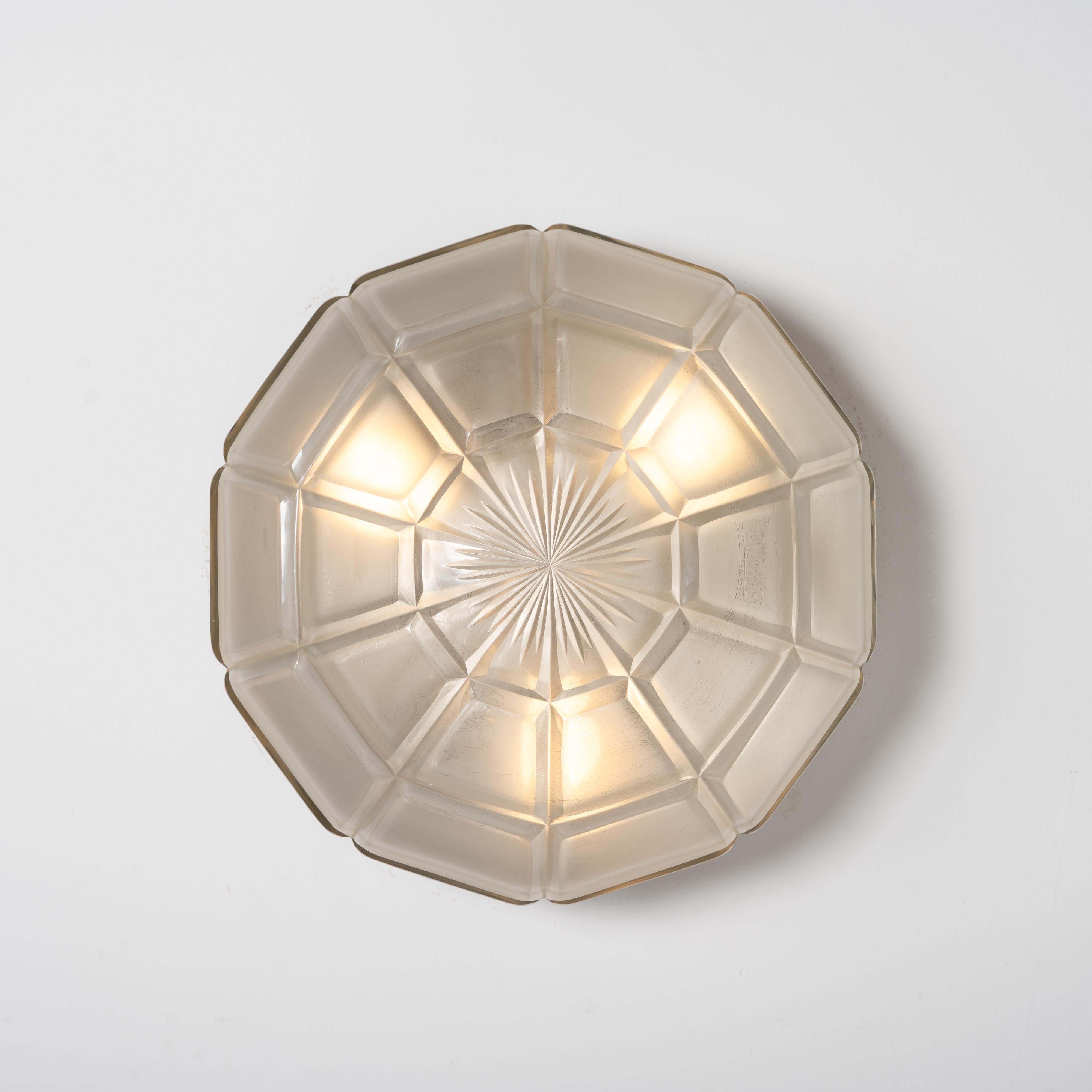 Rara lampada da incasso a soffitto in bronzo fuso di grandi dimensioni, con coppa in vetro satinato a taglio profondo in vendita 2