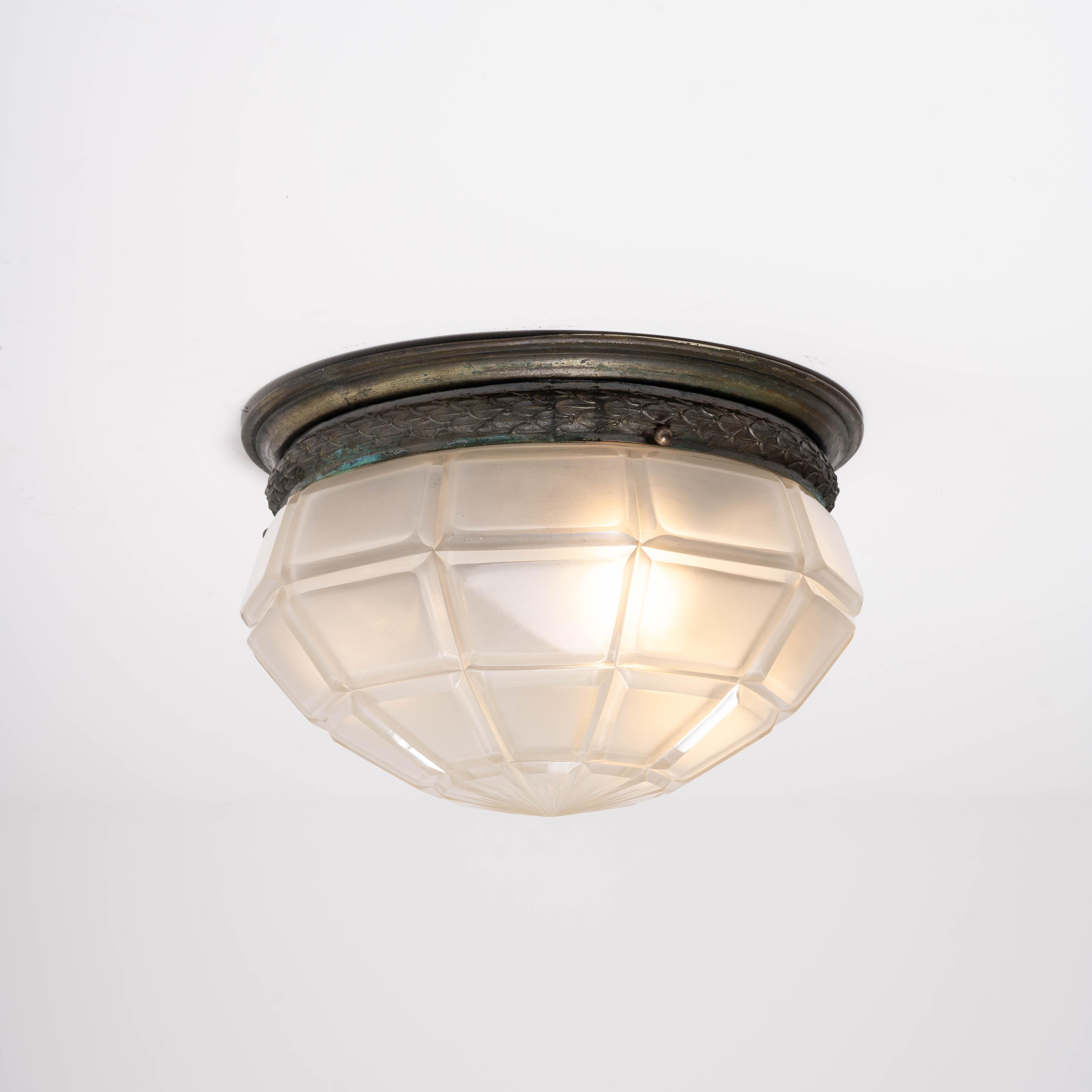 Rara lampada da incasso a soffitto in bronzo fuso di grandi dimensioni, con coppa in vetro satinato a taglio profondo in vendita 4