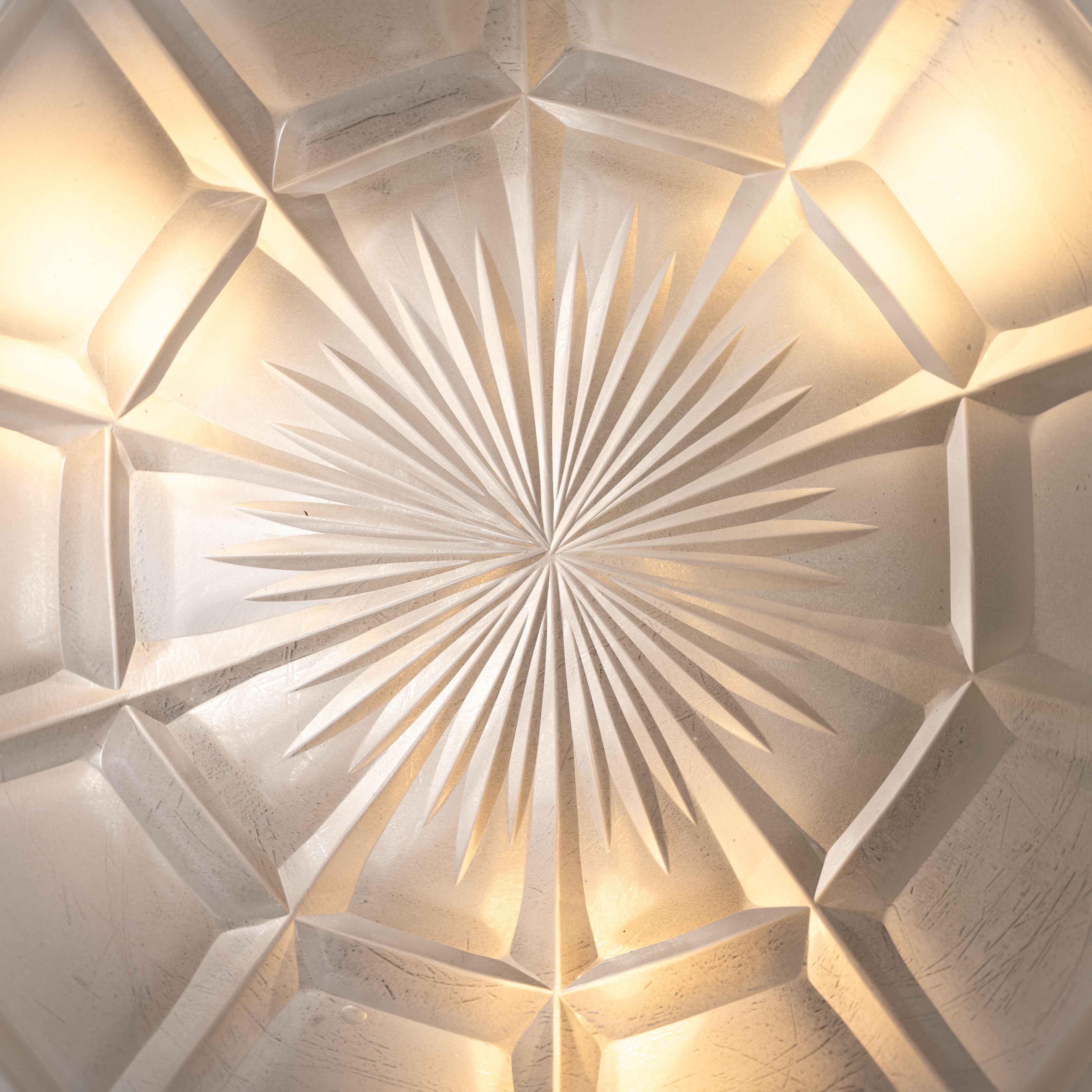 Rara lampada da incasso a soffitto in bronzo fuso di grandi dimensioni, con coppa in vetro satinato a taglio profondo in vendita 5