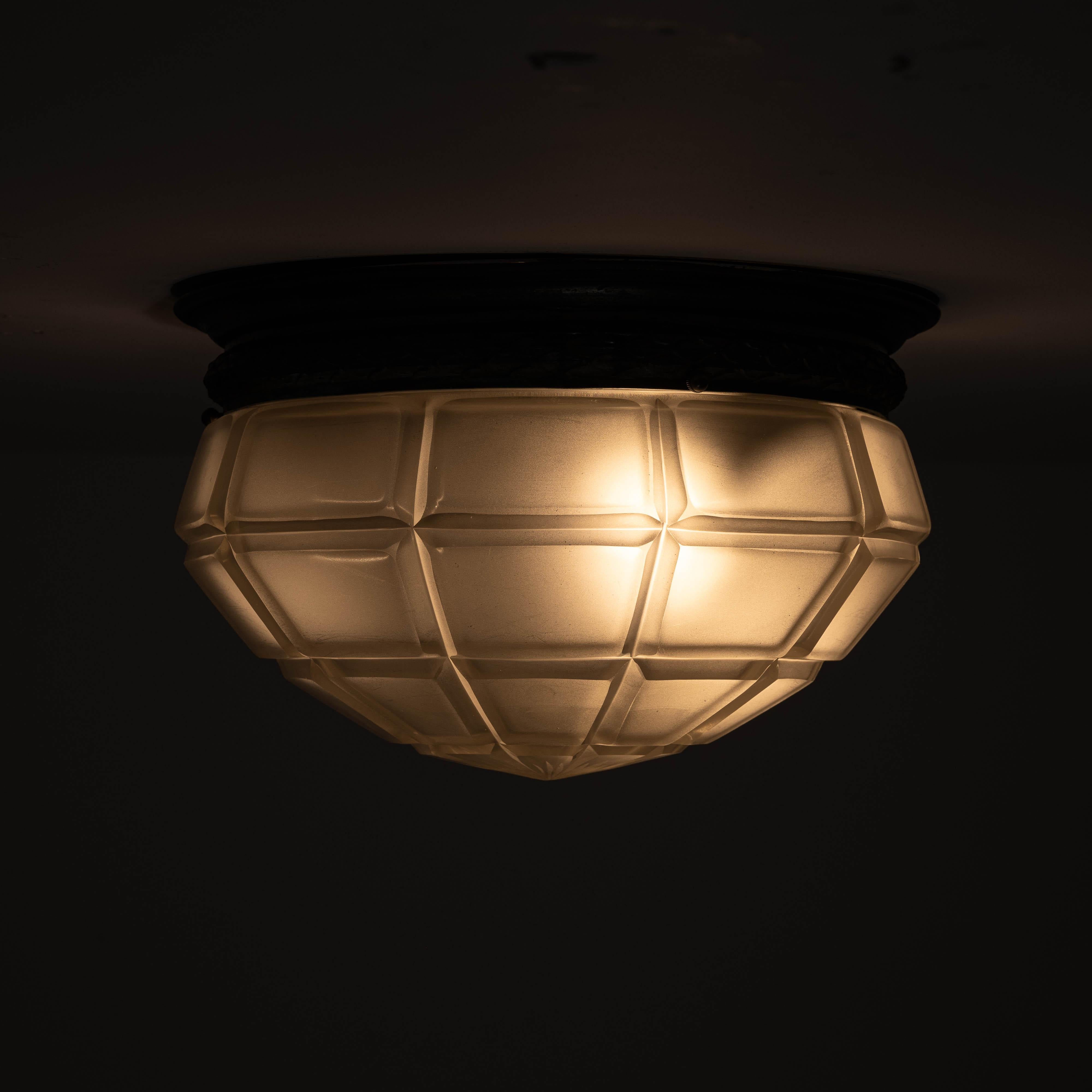 Rara lampada da incasso a soffitto in bronzo fuso di grandi dimensioni, con coppa in vetro satinato a taglio profondo in vendita 6