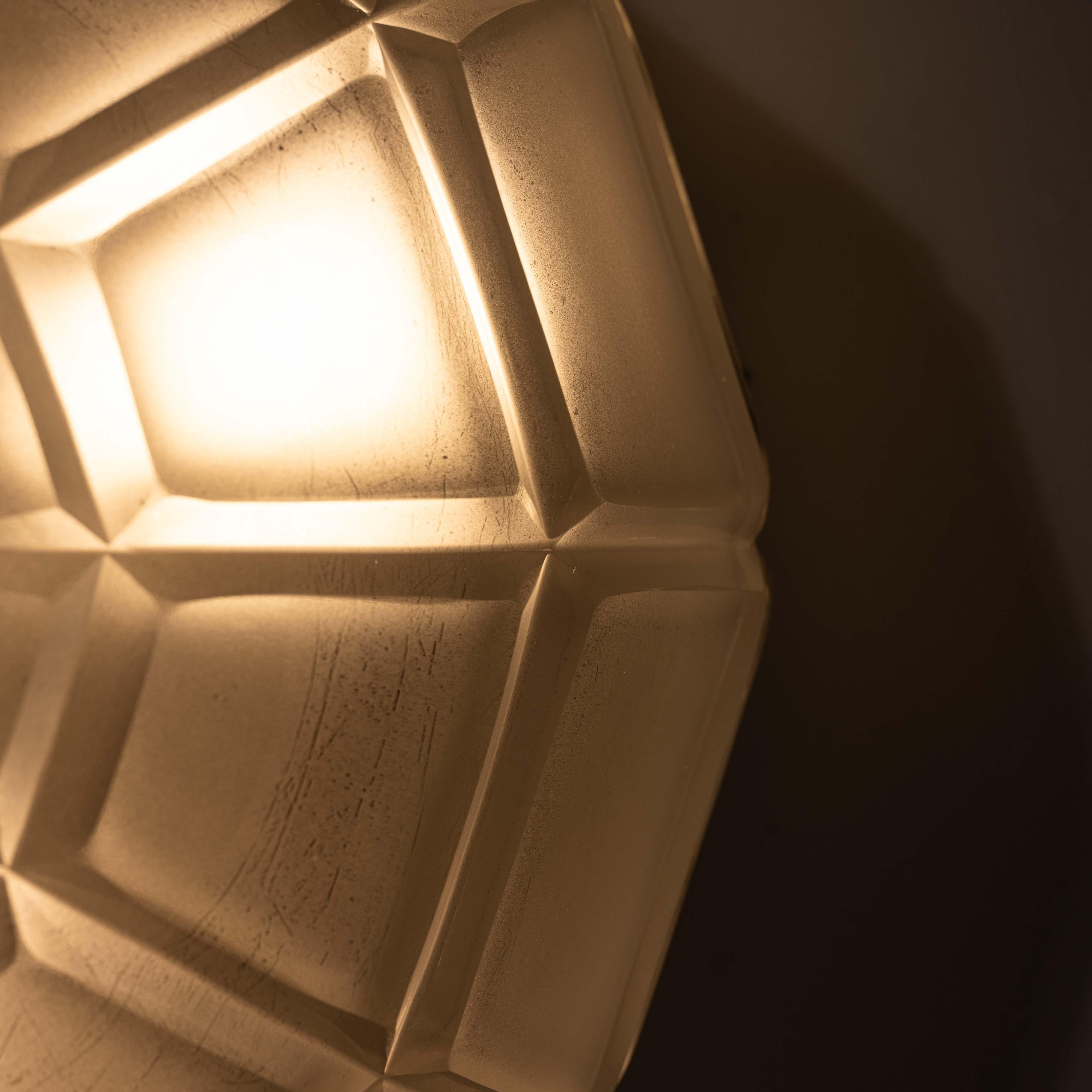 Rara lampada da incasso a soffitto in bronzo fuso di grandi dimensioni, con coppa in vetro satinato a taglio profondo in vendita 7