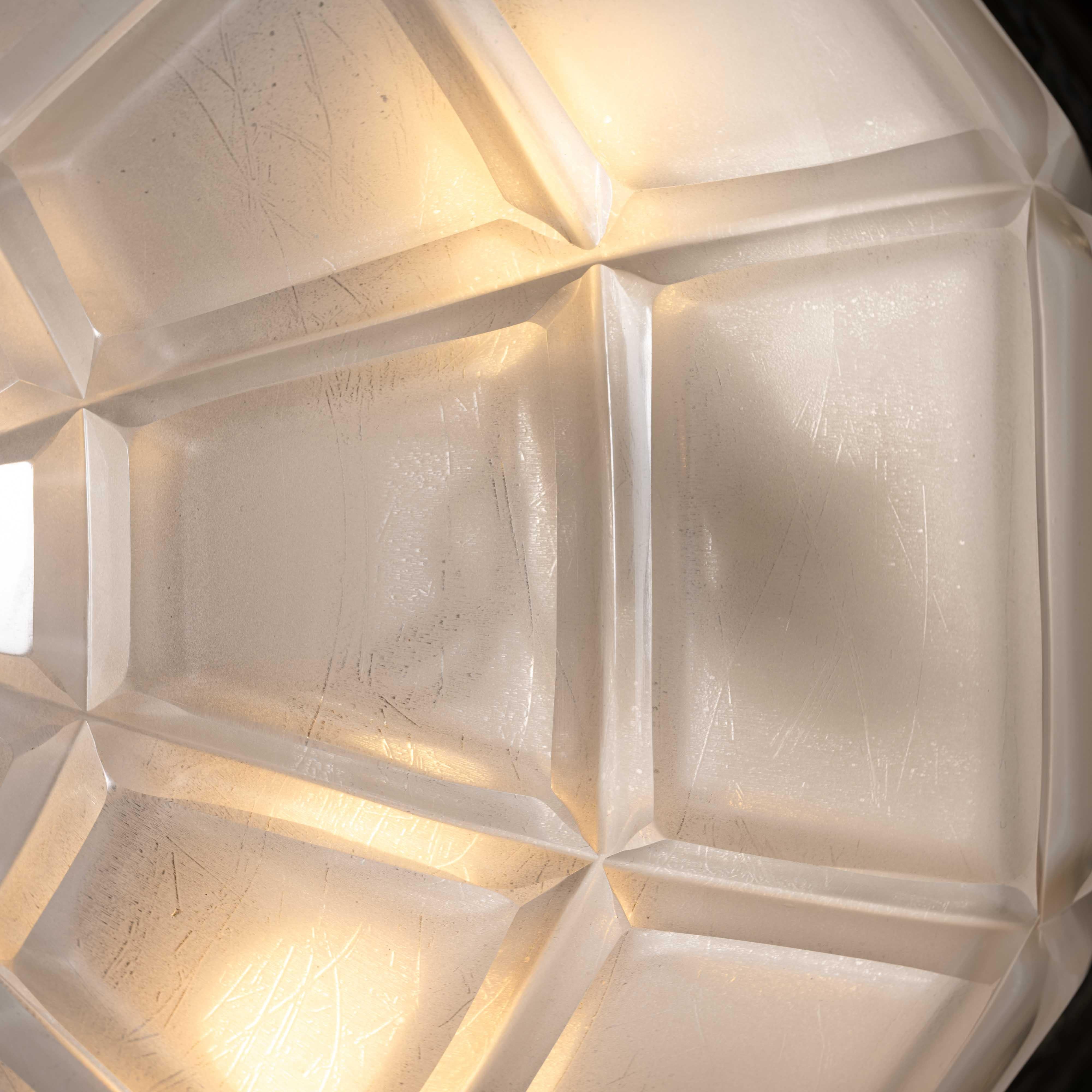 Rara lampada da incasso a soffitto in bronzo fuso di grandi dimensioni, con coppa in vetro satinato a taglio profondo in vendita 9