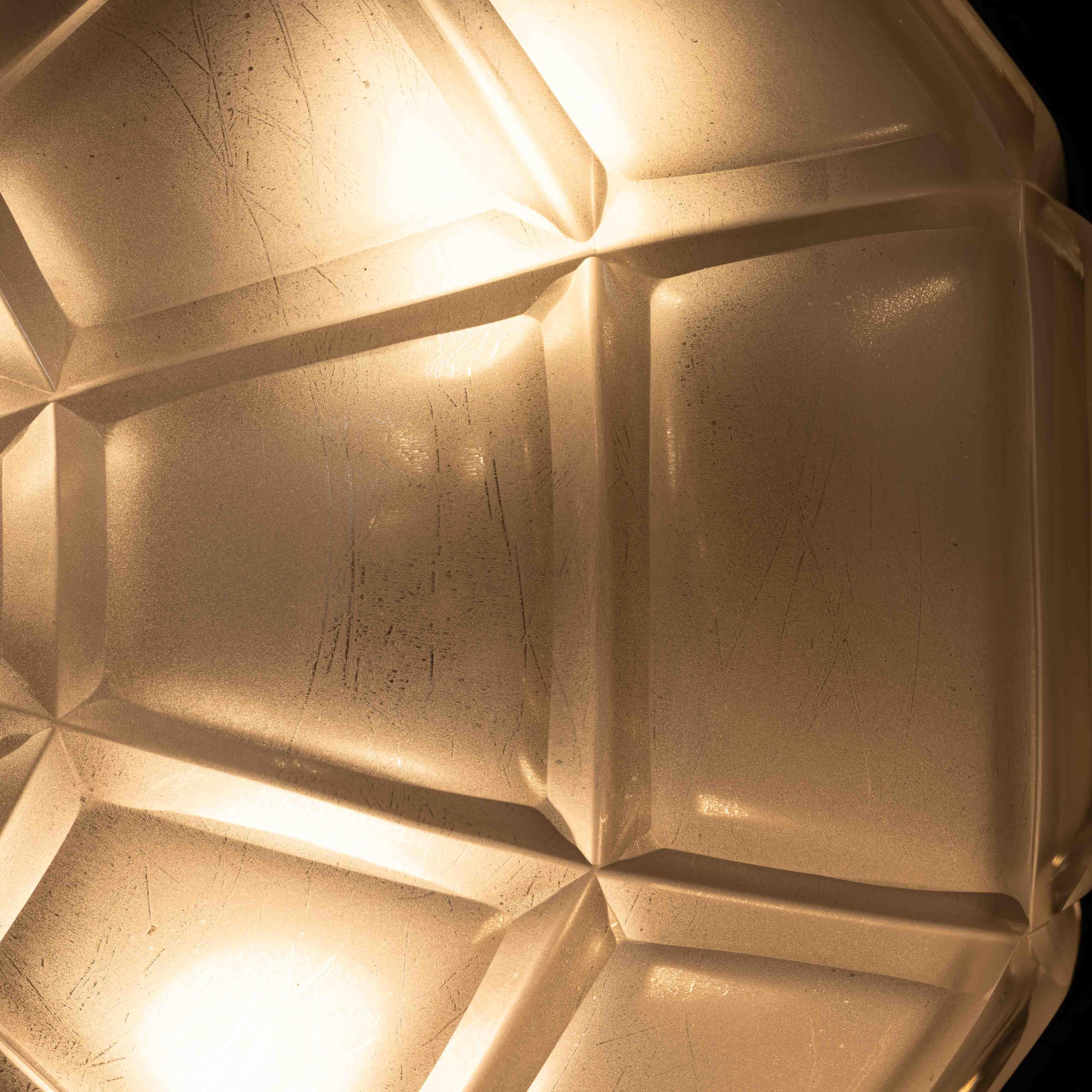 Rara lampada da incasso a soffitto in bronzo fuso di grandi dimensioni, con coppa in vetro satinato a taglio profondo in vendita 10