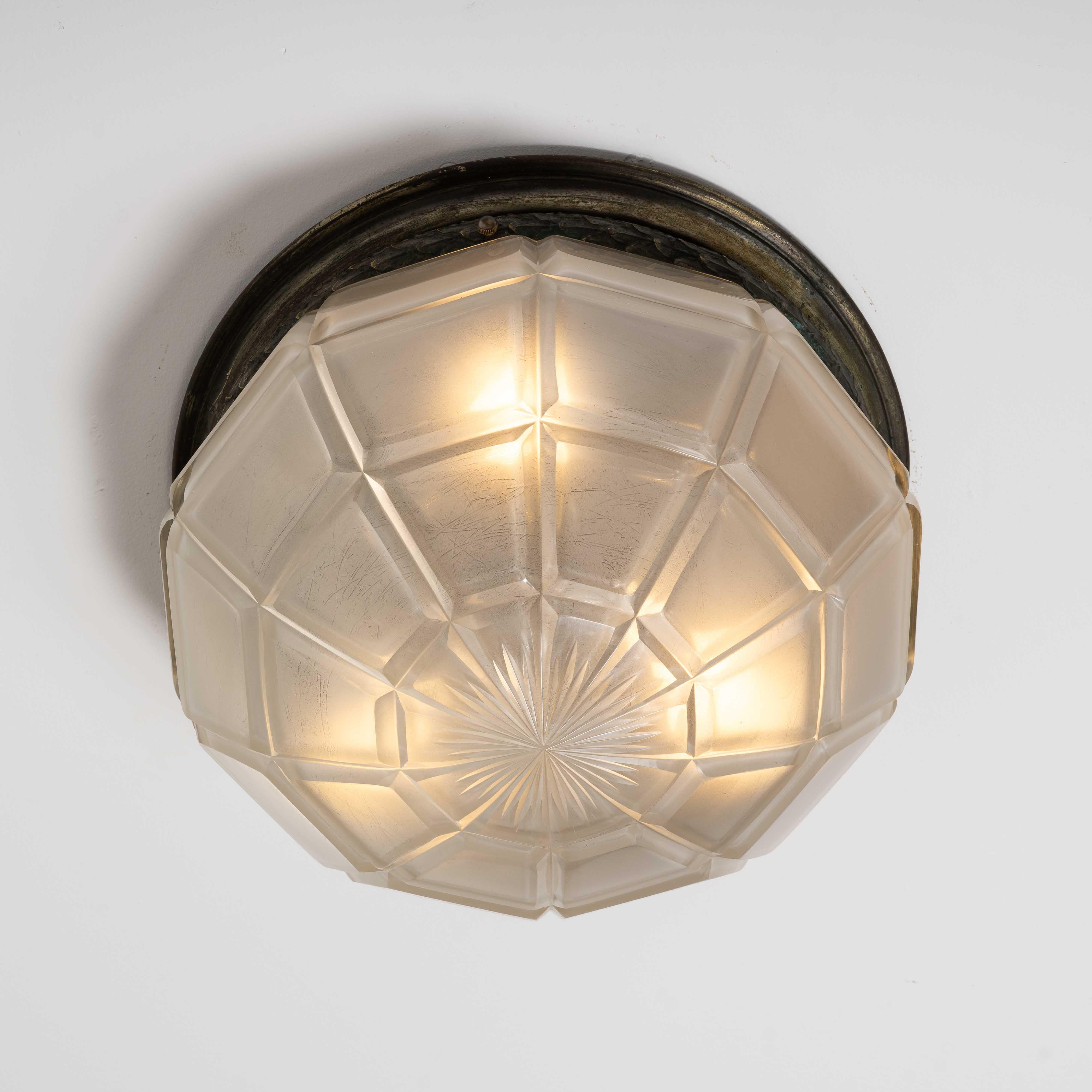 Rara lampada da incasso a soffitto in bronzo fuso di grandi dimensioni, con coppa in vetro satinato a taglio profondo in vendita 12